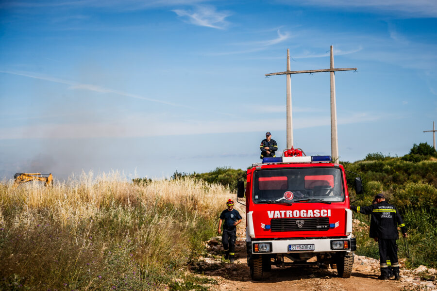 U poslijepodnevnim satima na nepristupačnom terenu iznad Segeta buknuo je požar