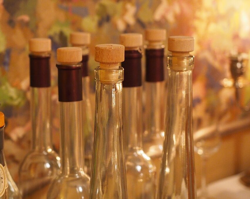 1697185741-bottles-590935_1280-e1697185782619