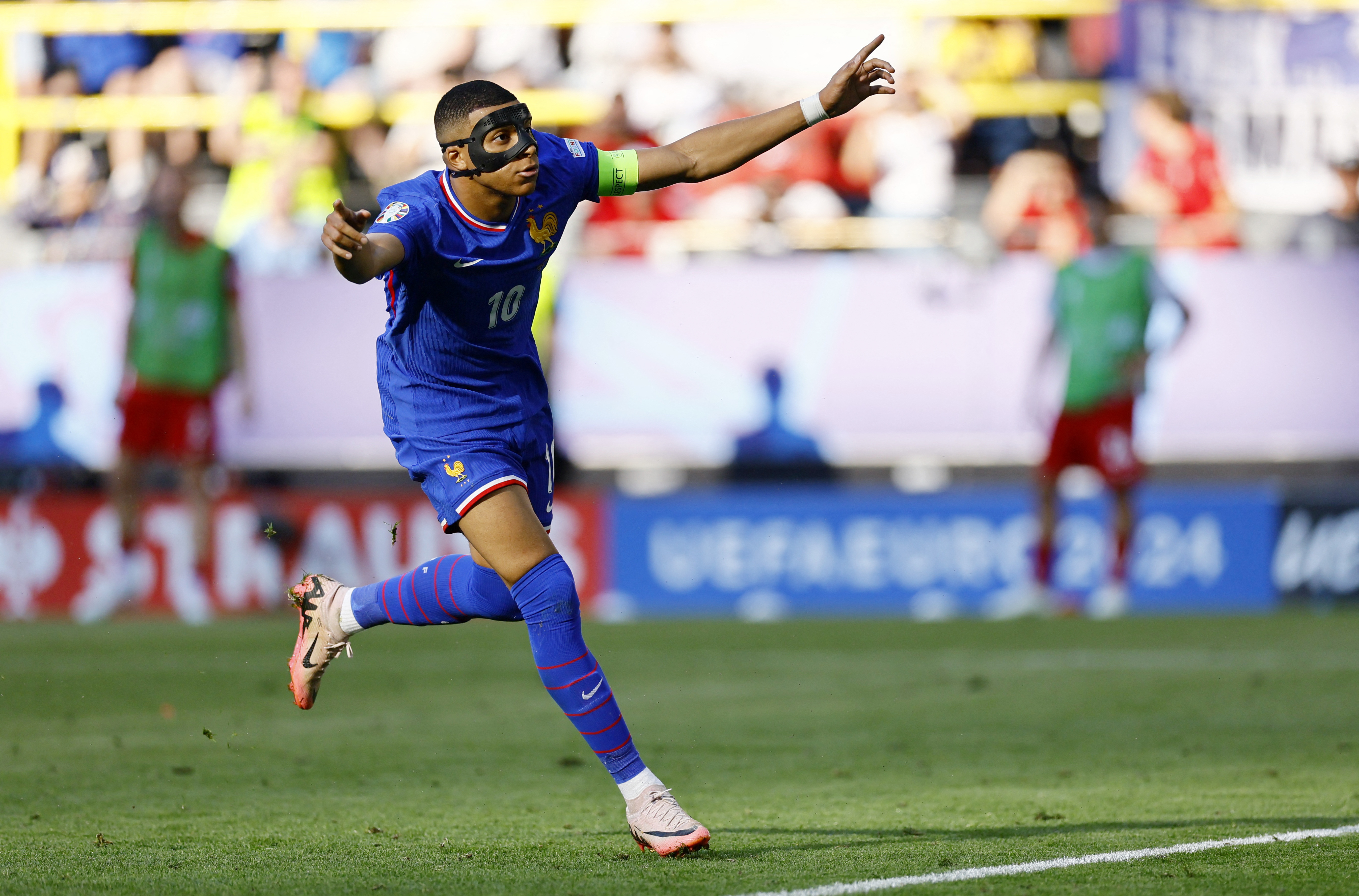 REUTERS/Leon Kuegeler