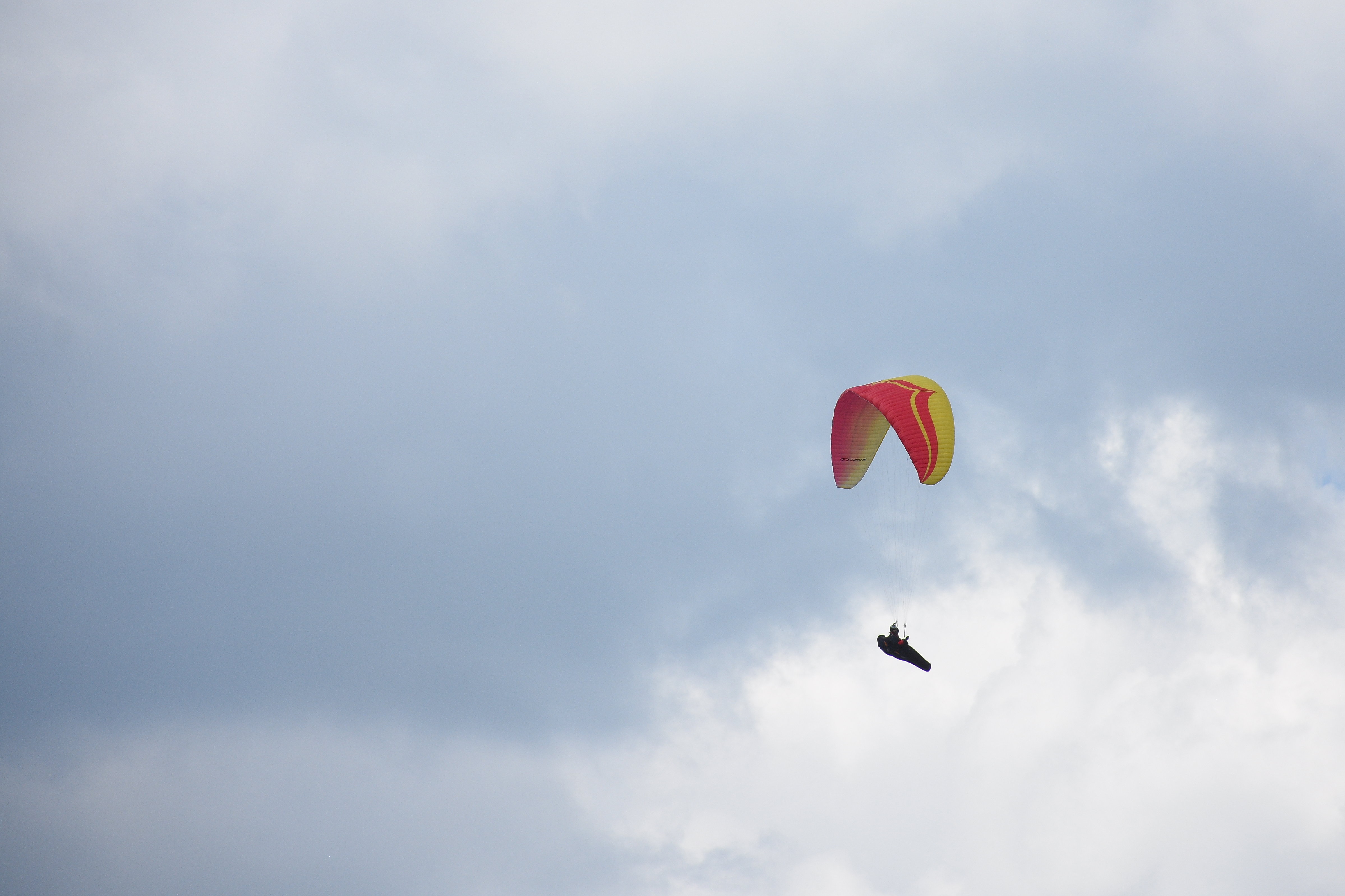 Paraglajderi na nebu iznad sarajevske Bjelašnice