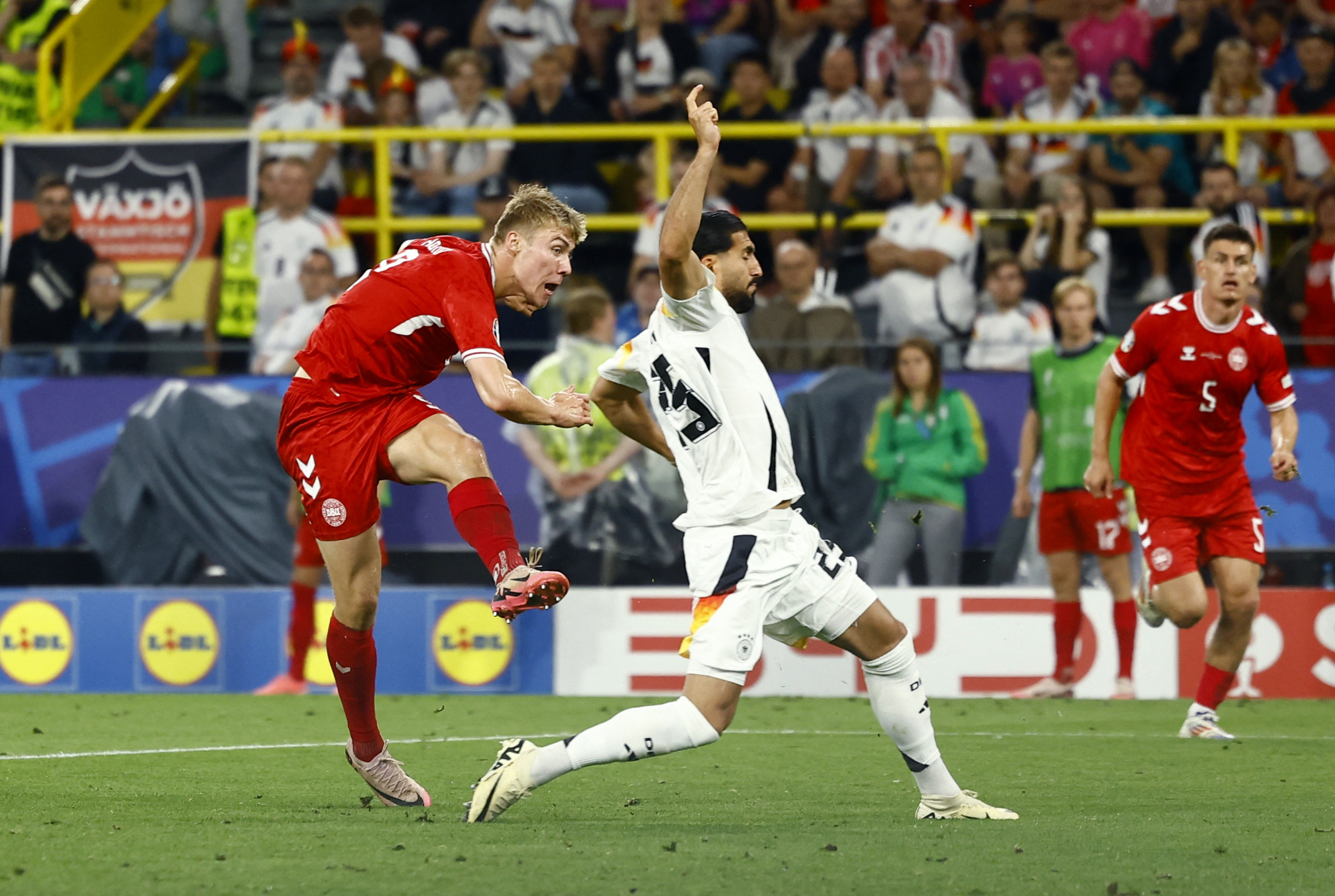 REUTERS/Leon Kuegeler