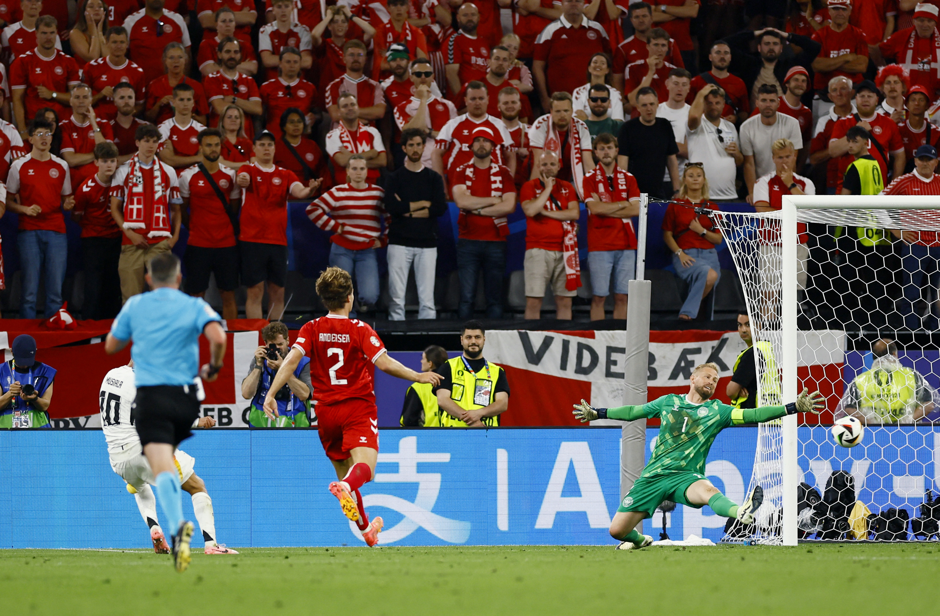 REUTERS/Leon Kuegeler