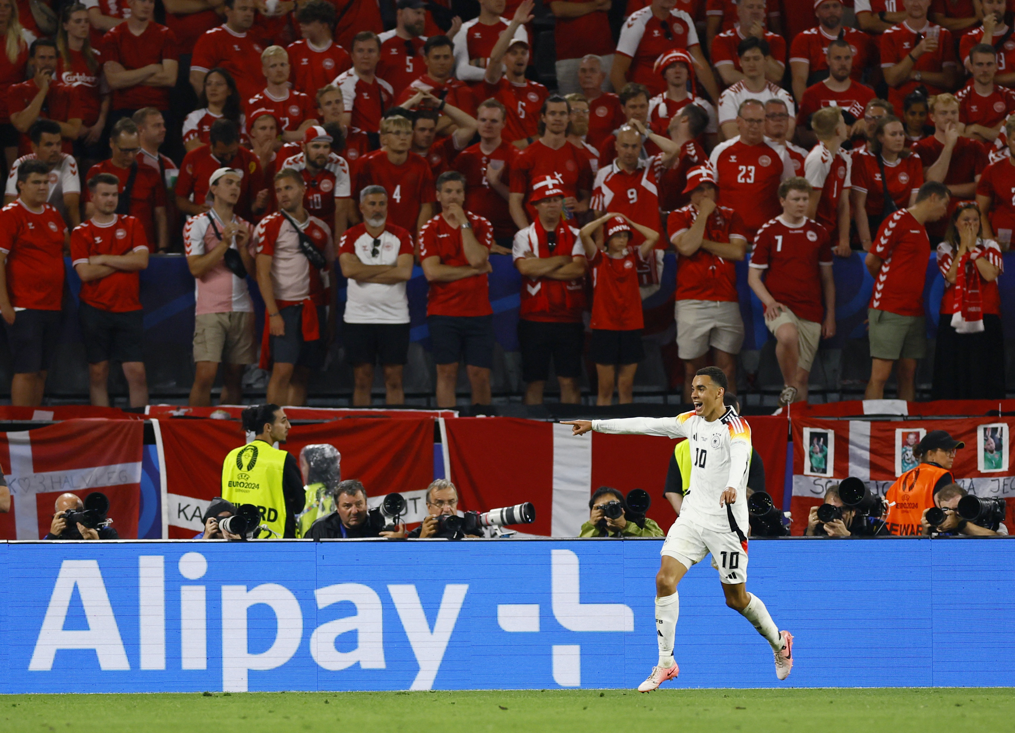 REUTERS/Leon Kuegeler