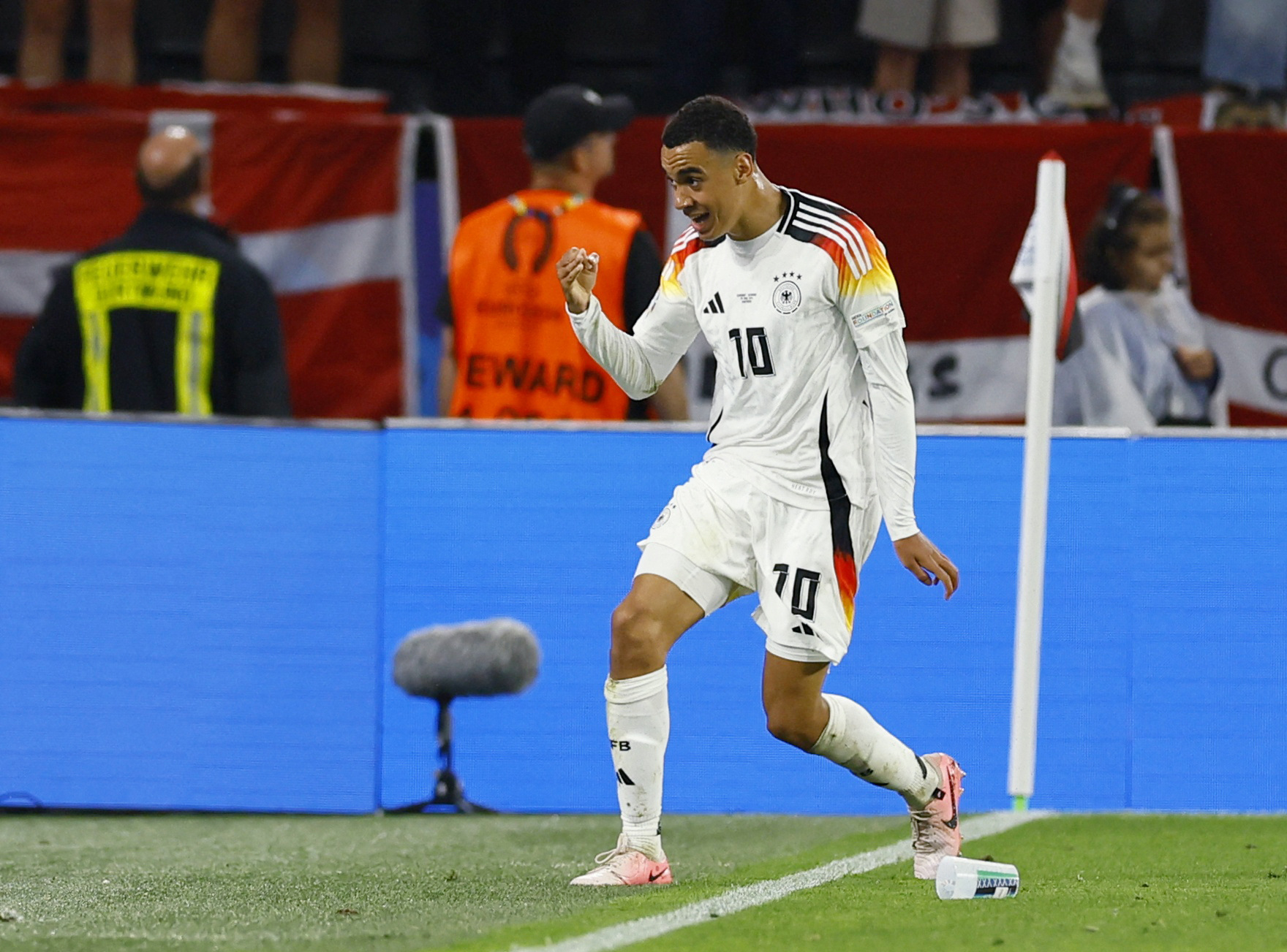 REUTERS/Leon Kuegeler