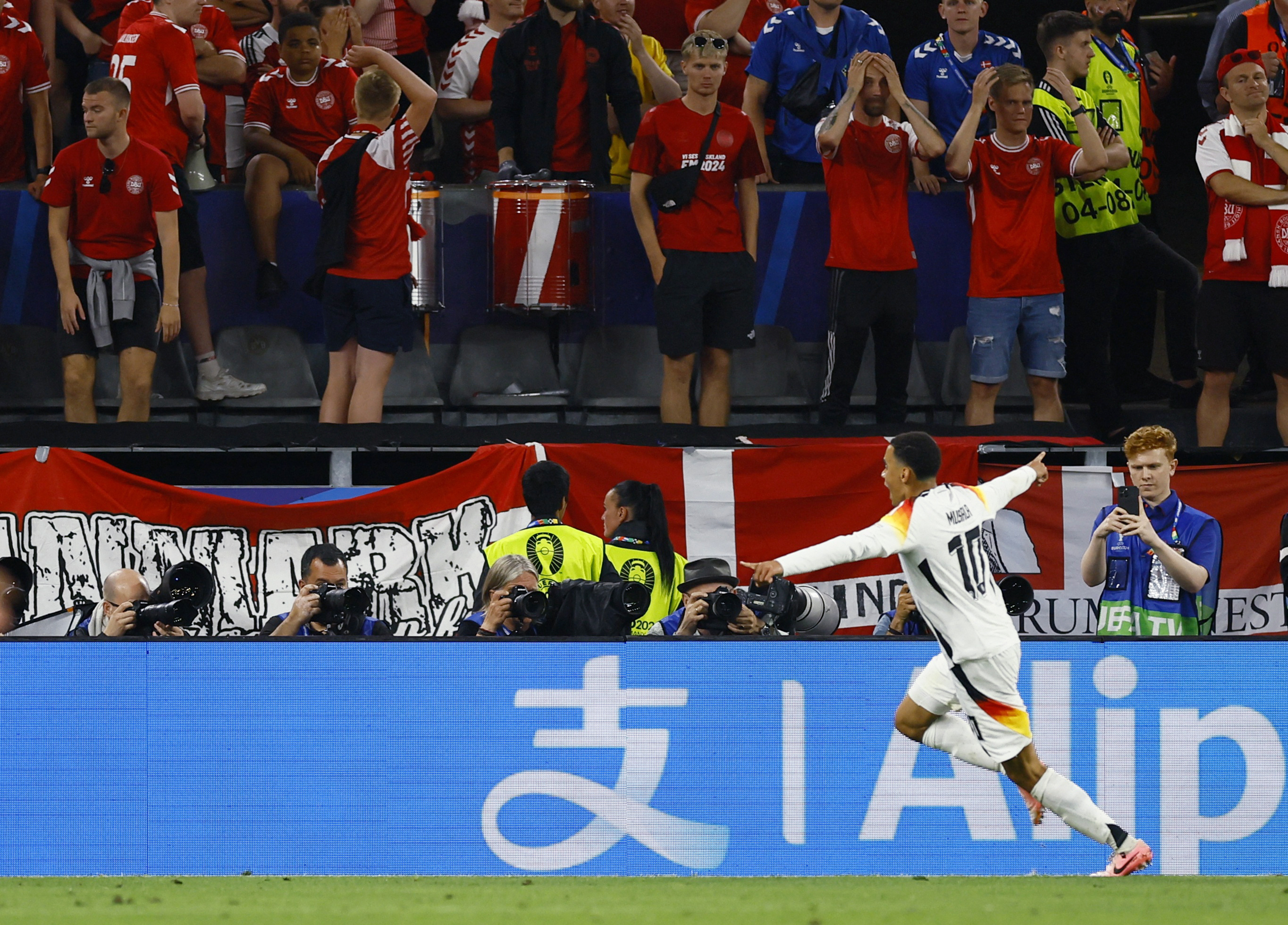 REUTERS/Leon Kuegeler