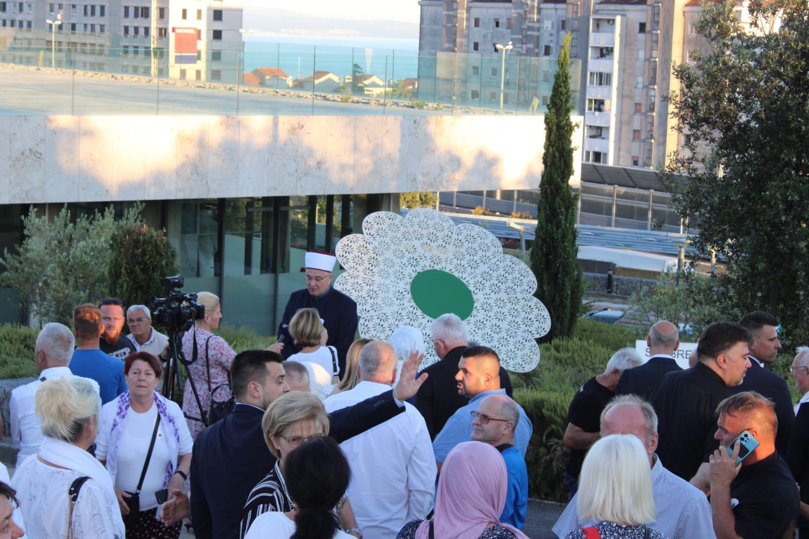 Hrvatska: U Rijeci otkriven spomenik Cvijet Srebrenice