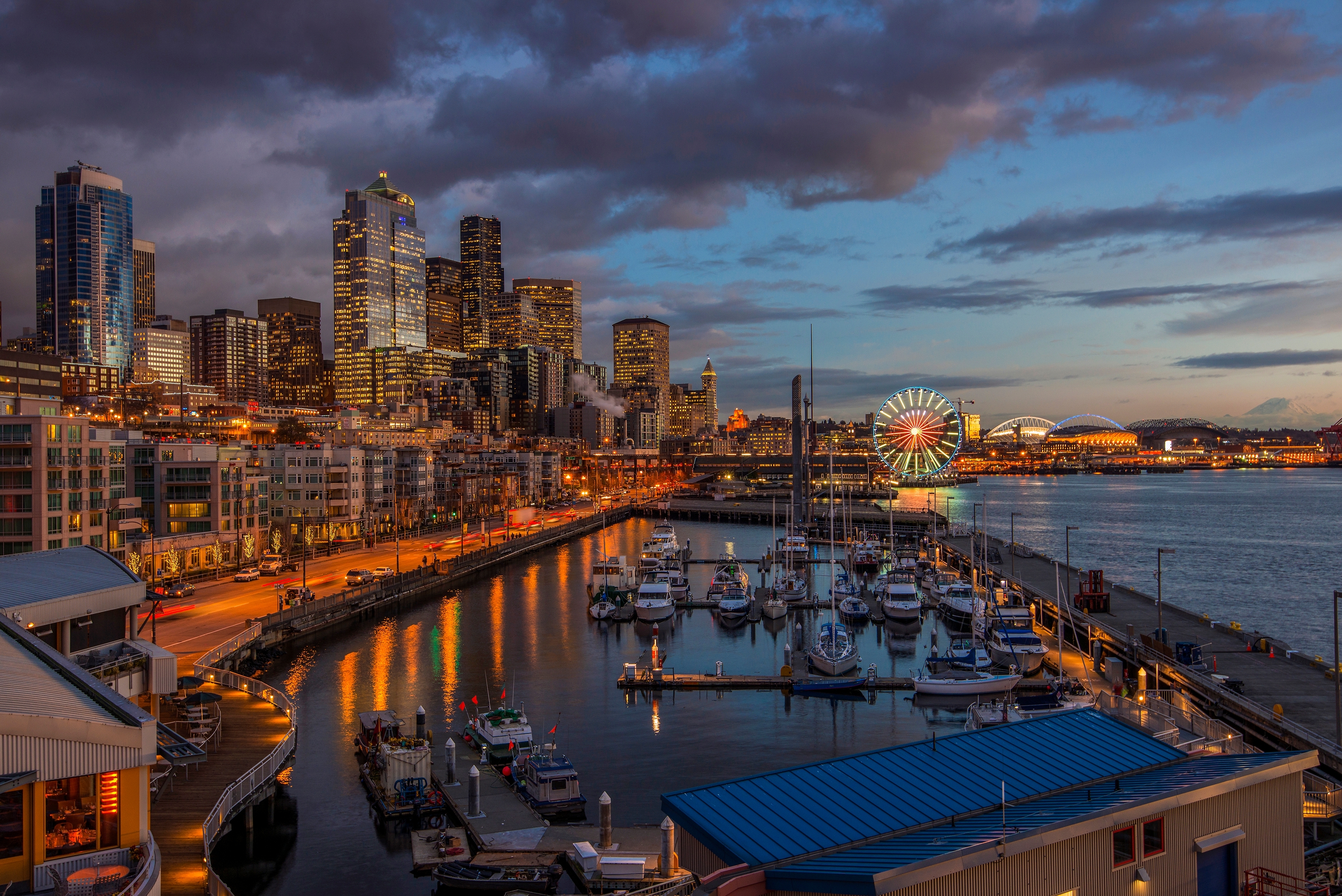 Seattle,,Washington,,Usa,-,December,3,,2015:,Waterfront,And,Downtown