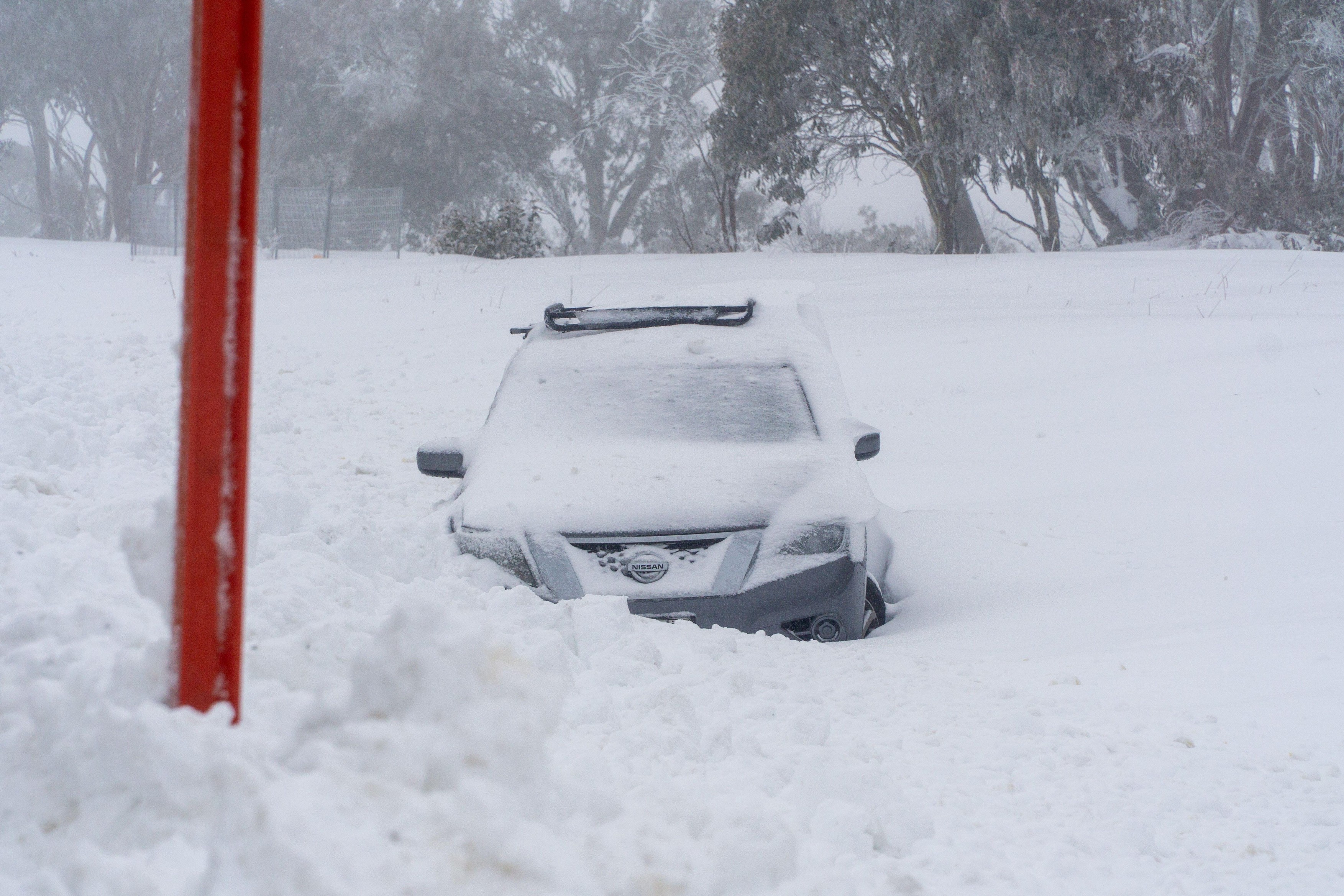 Bullocks Hill Snowy Mountains HWY,  Kosciuszko National Park, New South Wales, Australia, 16th July 2024;  Late heavy winter snow falls catching motorists unaware, car caught in snow drift. Credit PjHickox/Alamy Live News