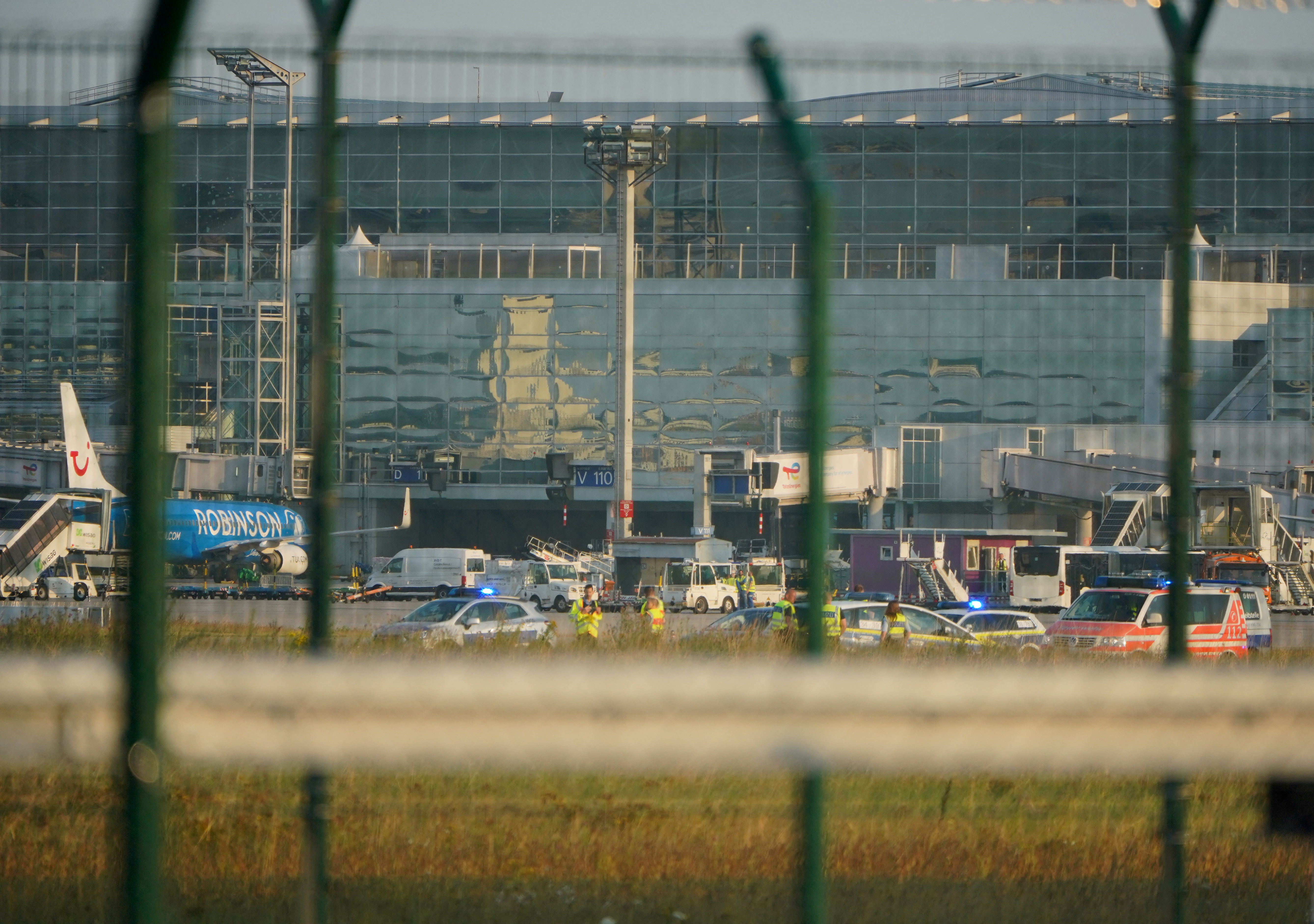 Letzte Generation activists protest at German airport