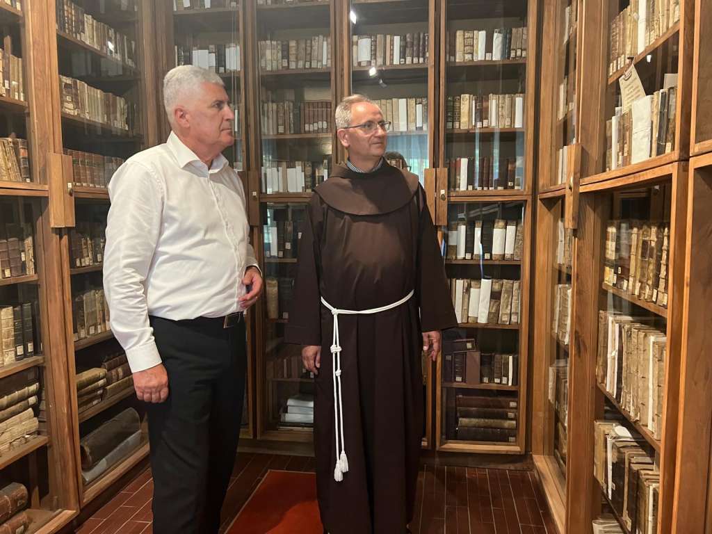 l_cca5a484ee3aa13bb21261d3c785c0c8