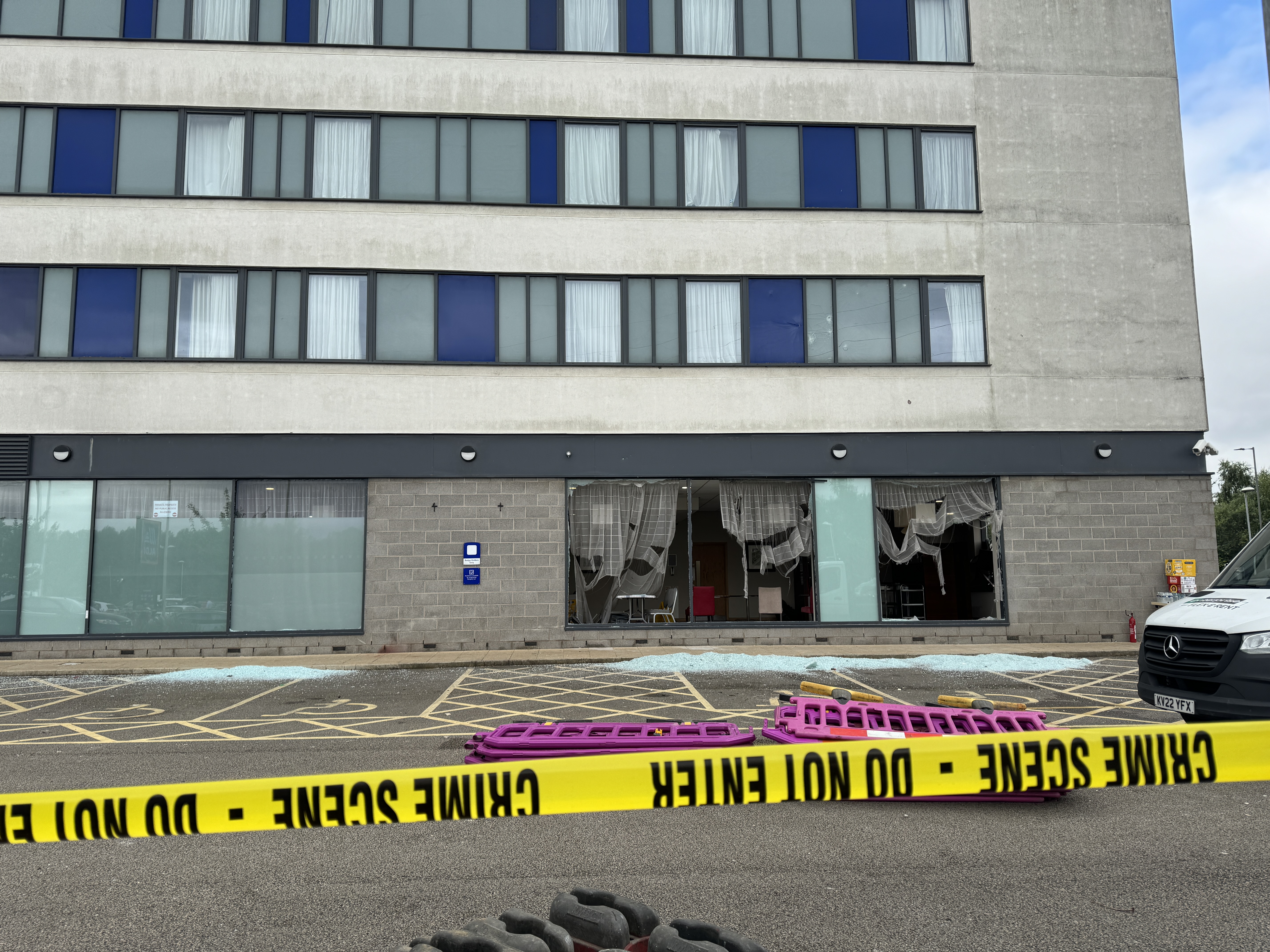 Zbog nereda u engleskom gradu Rotherhamu hotel oštećen, ljudi šokirani