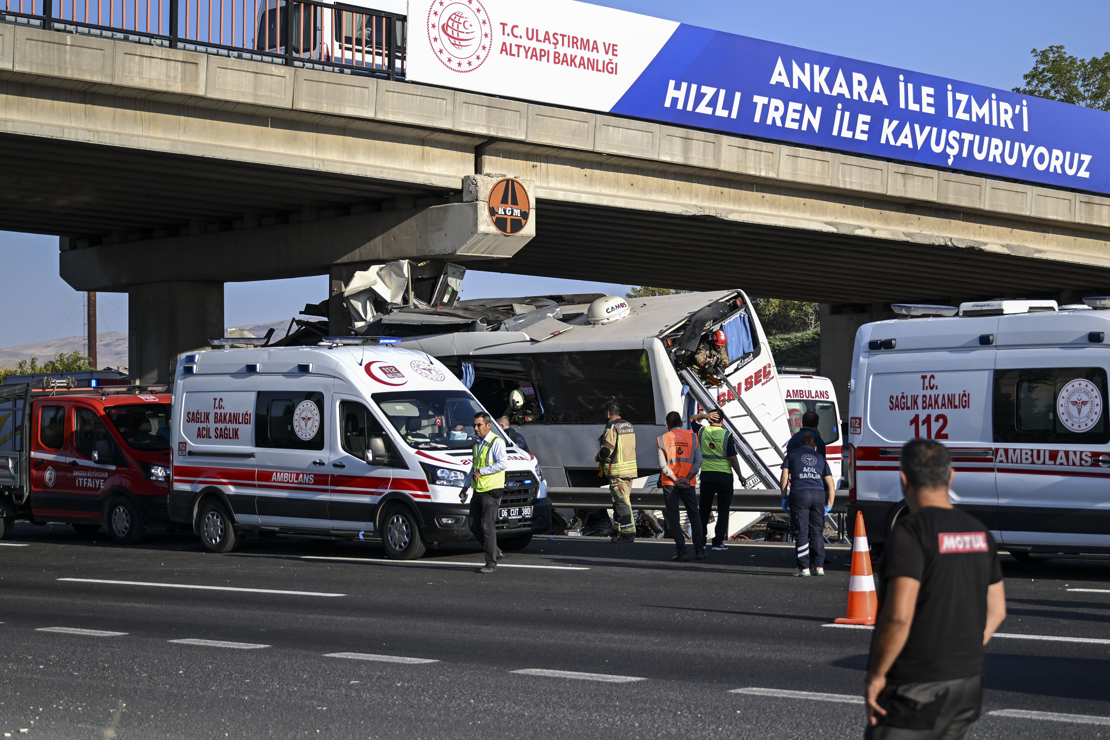 Nesreća kod Ankare: Autobus udario u stub mosta, najmanje devetoro mrtvih