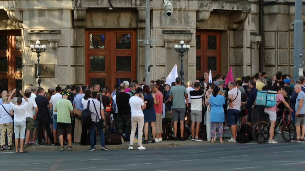 1723392905-vladaprotest-1024x576