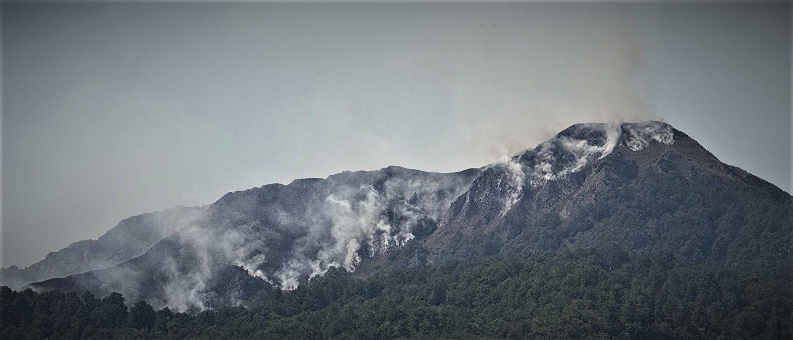 Helikopter OS BiH gasi požar na Tjentištu
