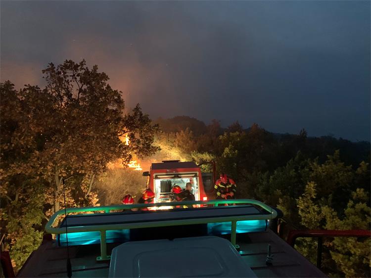 Požari u Hrvatskoj: Gori na području Knina, Kijeva, te jedrenjak kod Šibenika