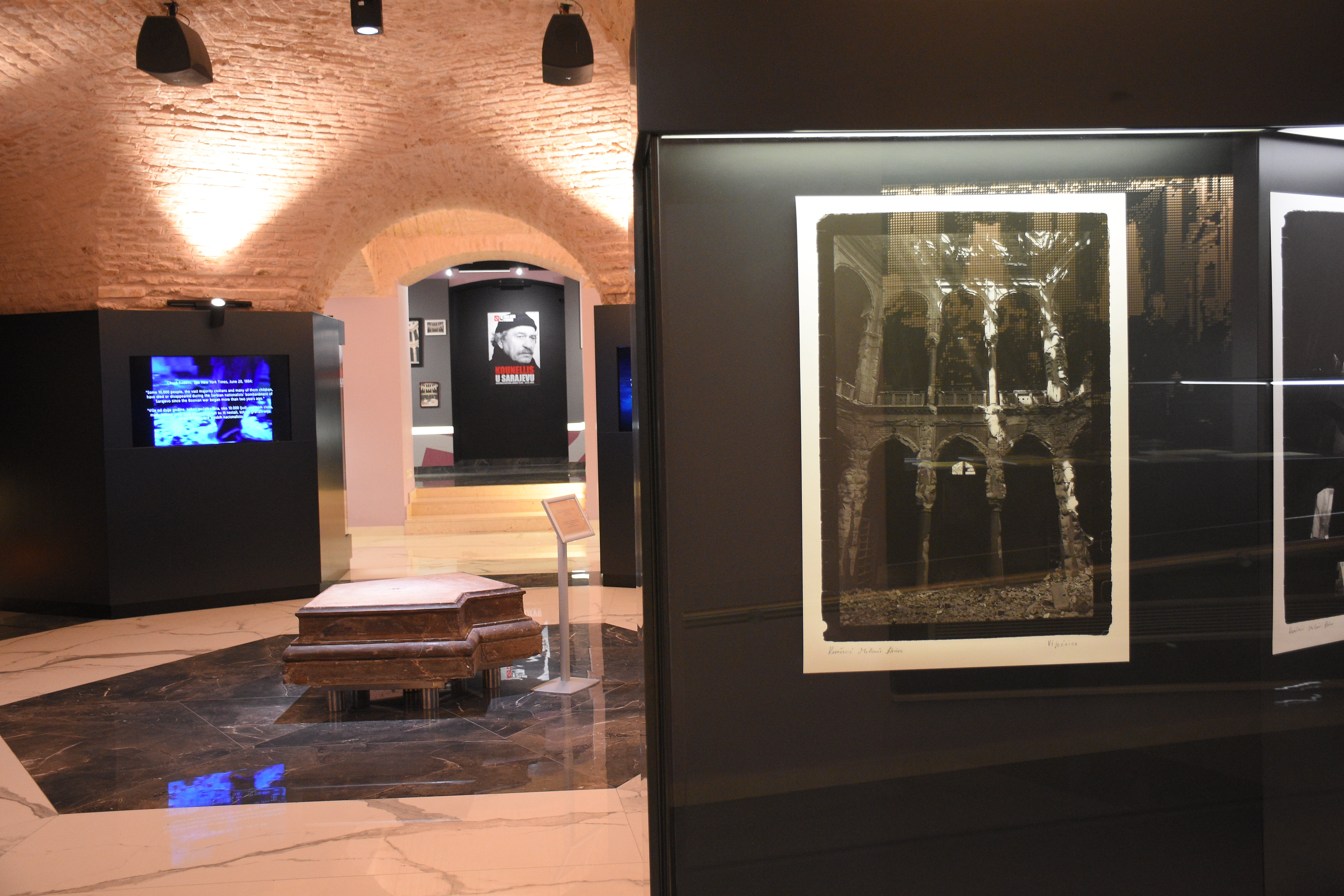 Godišnjica stradanja Gradske vijećnice: Za posjetioce otvorena izložba koja svjedoči razaranju i snazi duha Sarajeva