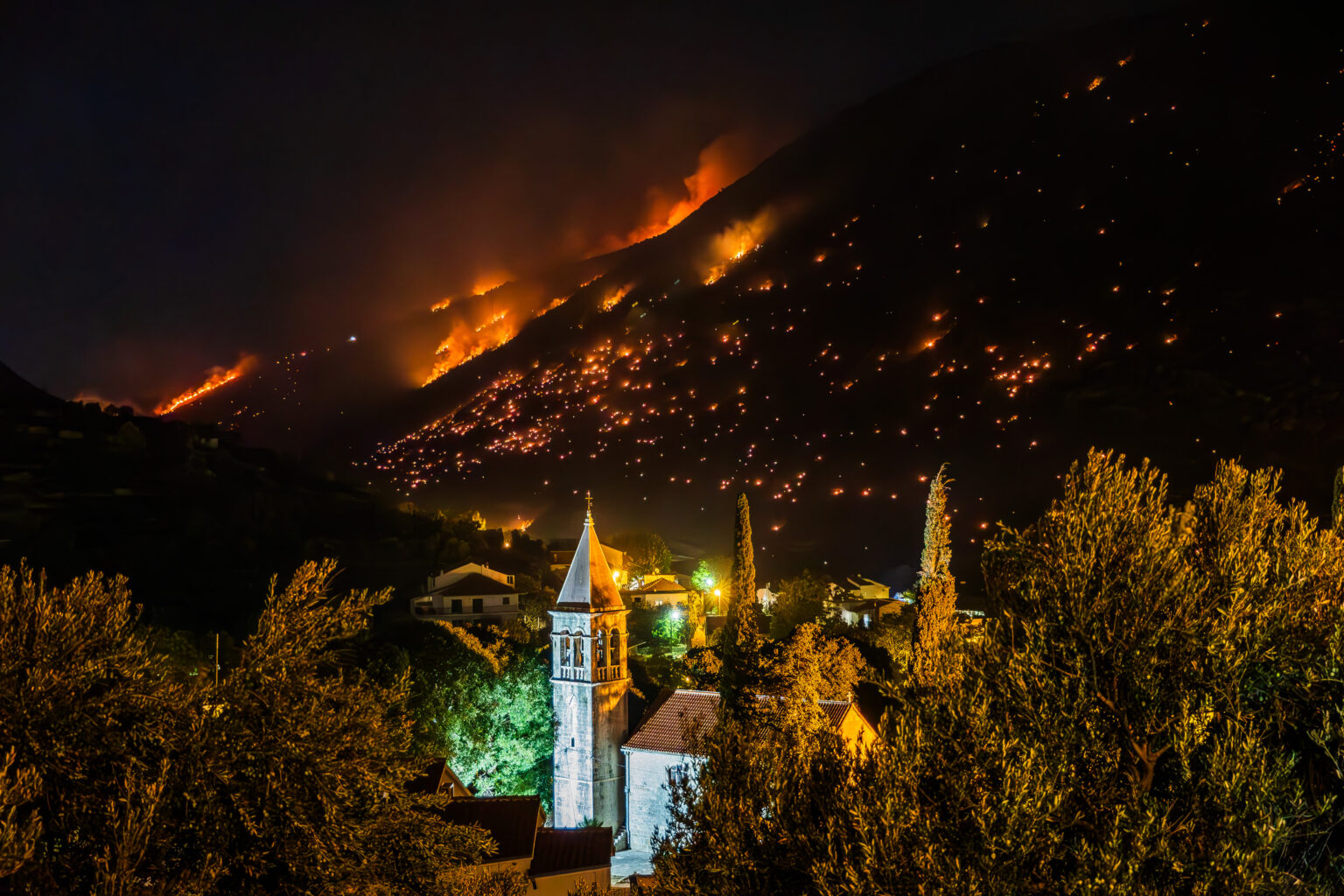 Žrnovnica: U poslijepodnevnim satima vjetar je ponovno razbuktao požar koji je usao u Žrnovnicu