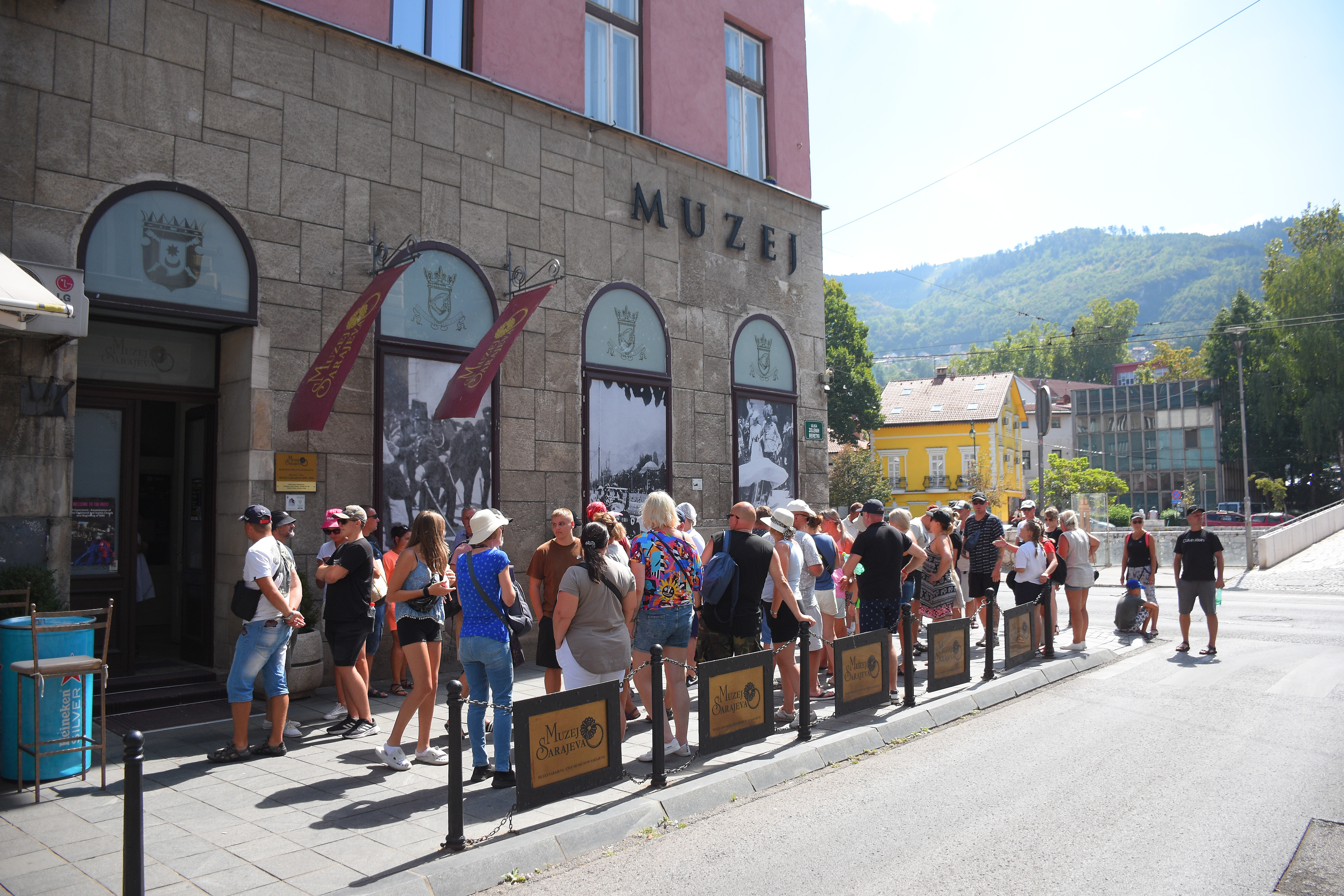 Brojni turisti na ulicama Sarajeva