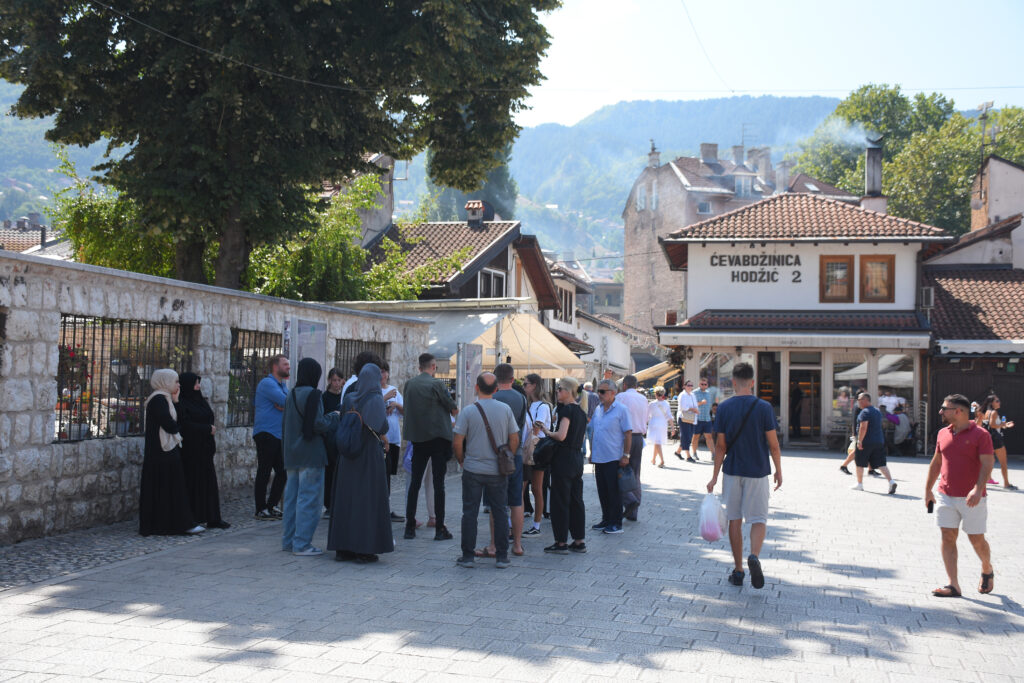 1725102923-AA-20240831-35529612-35529591-BROJNI_TURISTI_NA_ULICAMA_SARAJEVA-1024x683.jpg
