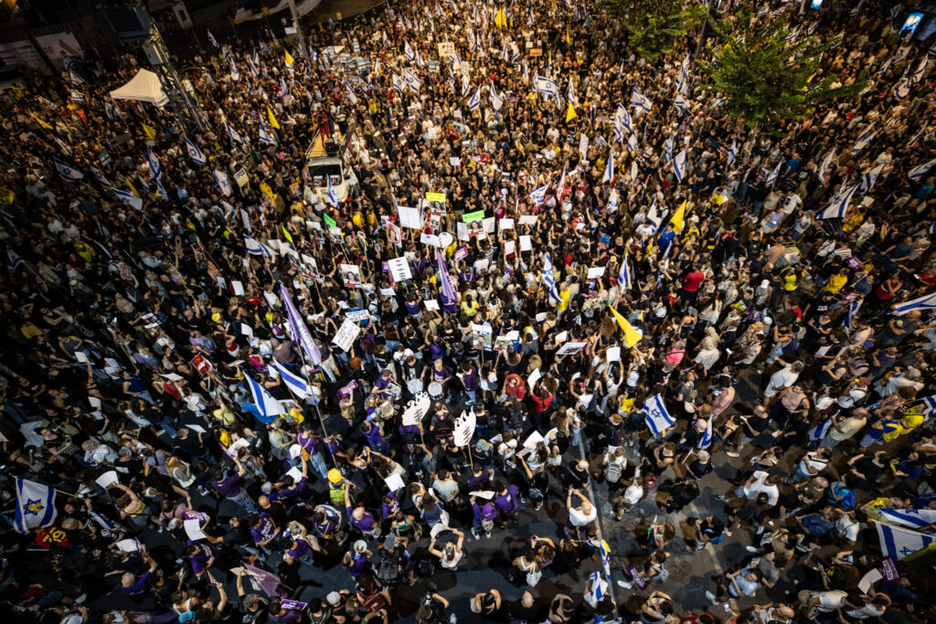 1725347678-AA-20240903-35550669-35550661-NASTAVLJENI_PROTESTI_HILJADA_LJUDI_U_IZRAELU_TRAZE_SPORAZUM_O_PREKIDU_VATRE_U_GAZI-1024x683.jpg