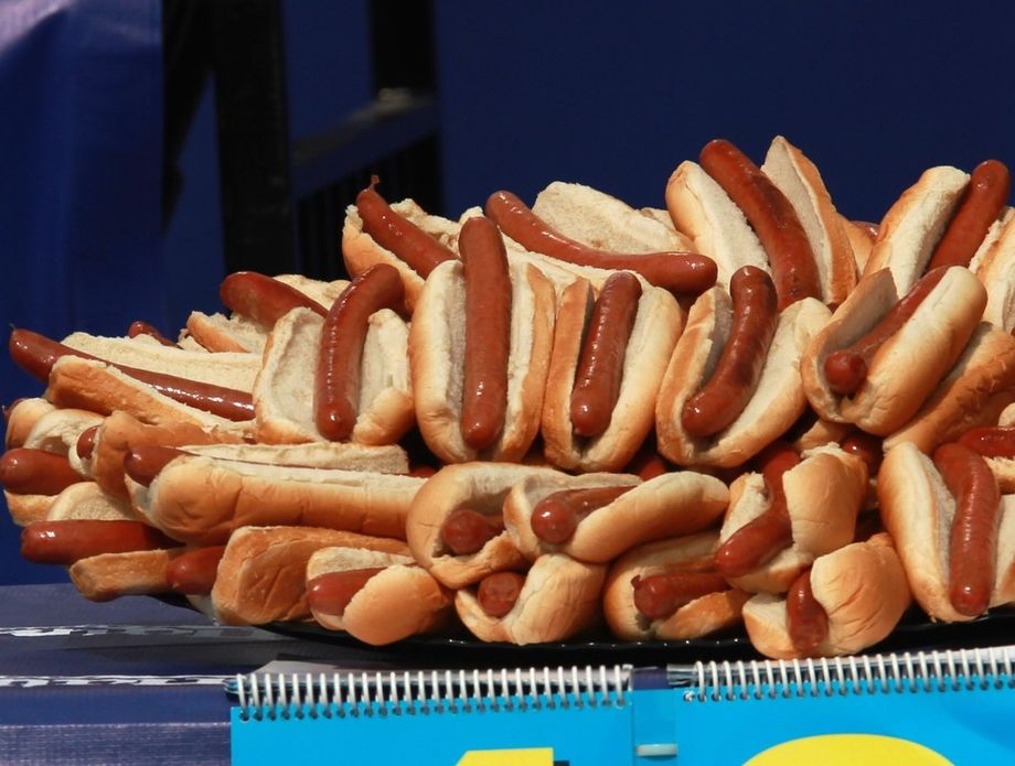 62897889-natjecateljsko-jedenje-hrane-joey-chestnut-i-takeru-kobayashi