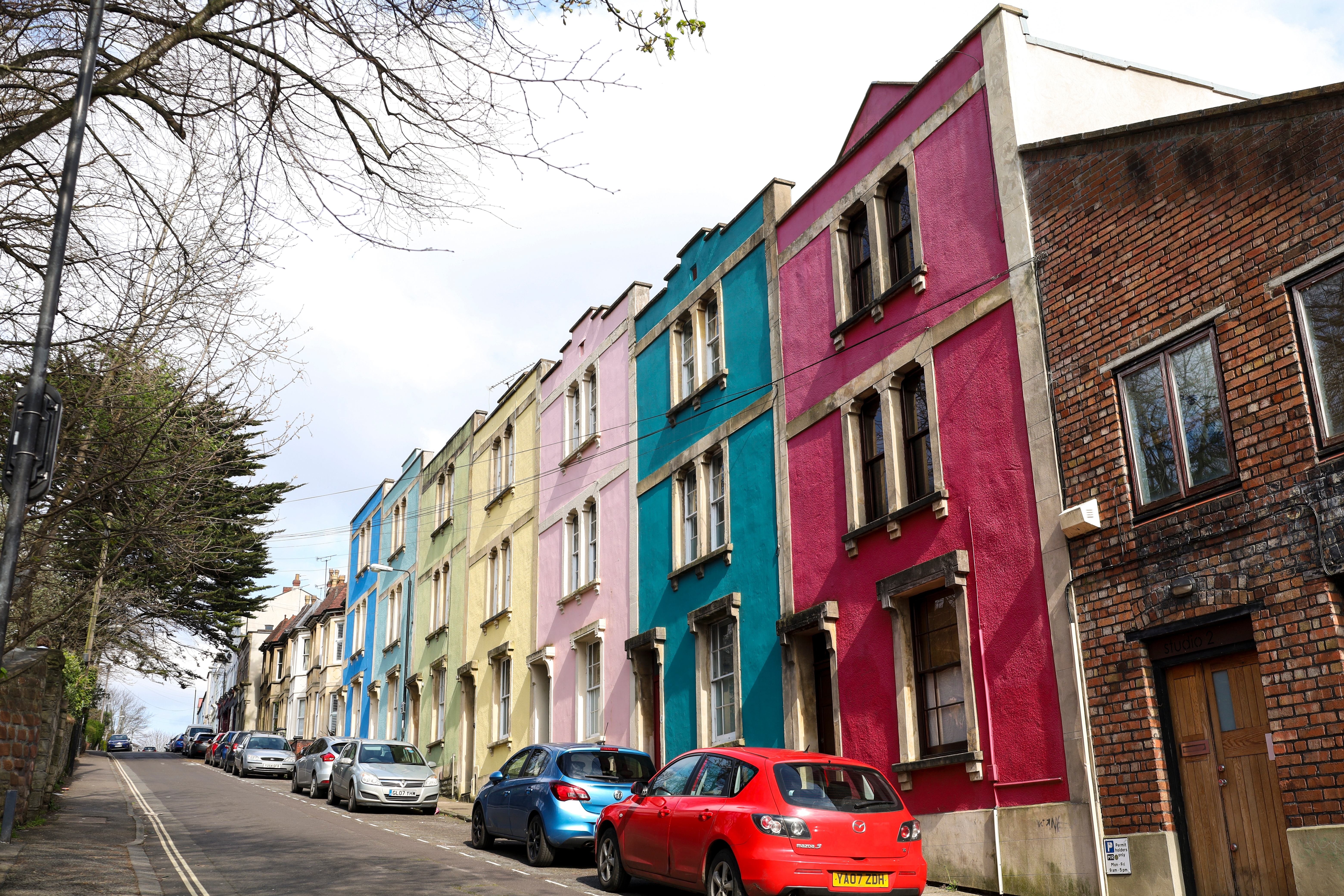Bristol,,England-,March,30,,2024:,Narrow,Street,With,Colorful,Houses