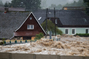 1726401402-1726399840-2024-09-15T084728Z_1346357006_RC2V0AAEY1FR_RTRMADP_3_EUROPE-WEATHER-CENTRALEUROPE-FLOODS-1200x800-300x200.jpg