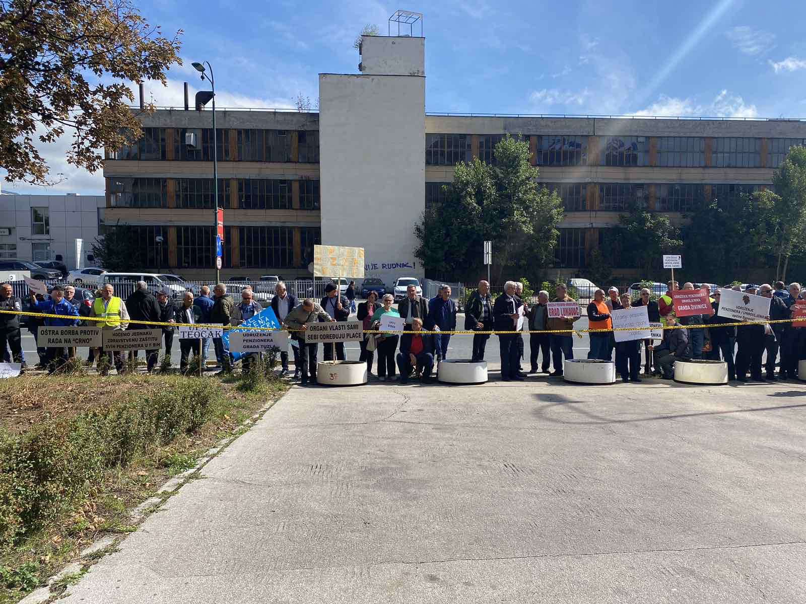 penzioneri ispred vlade fbih1