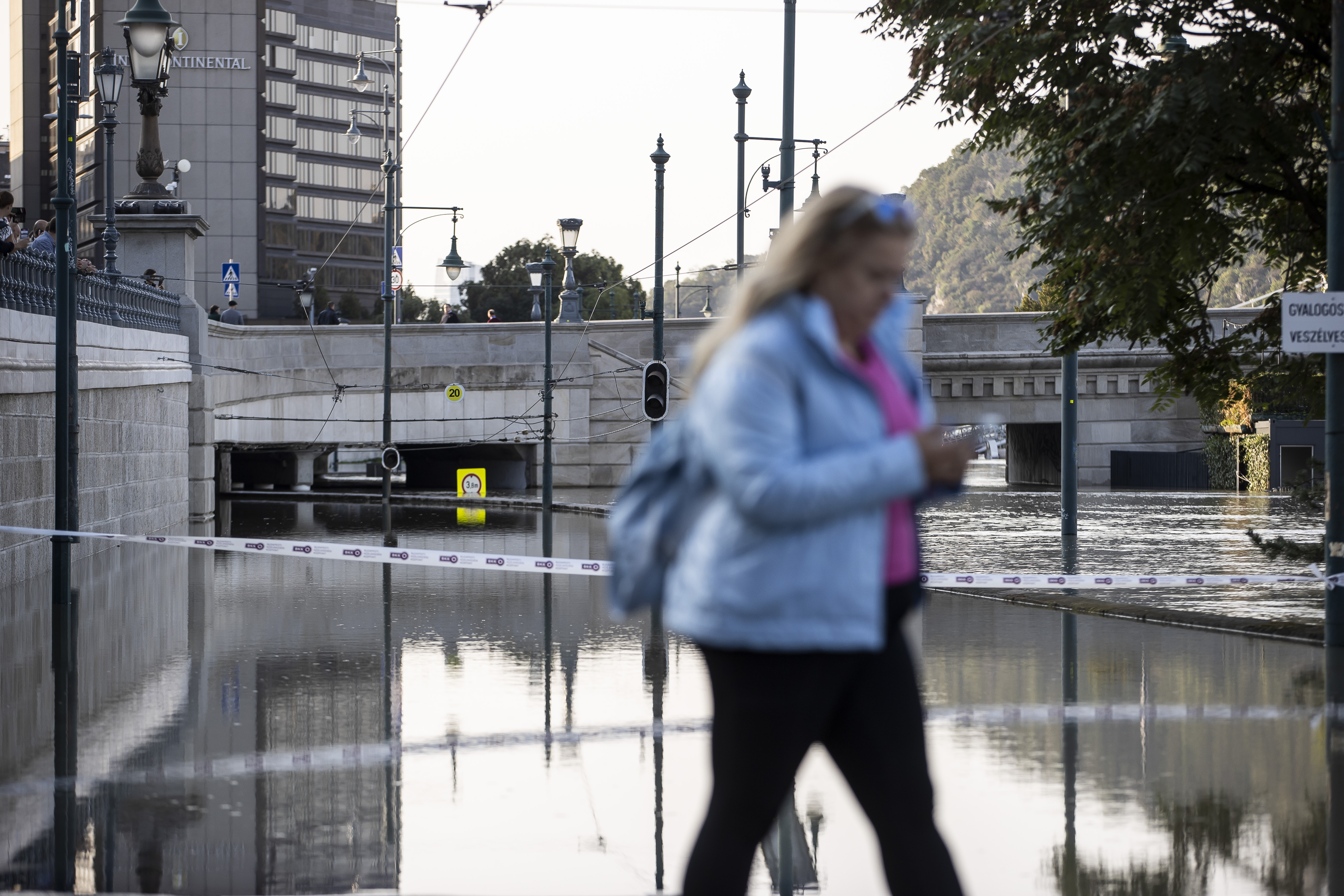 Vodostaj Dunava u Budimpešti raste, voda stigla do zgrade mađarskog parlamenta