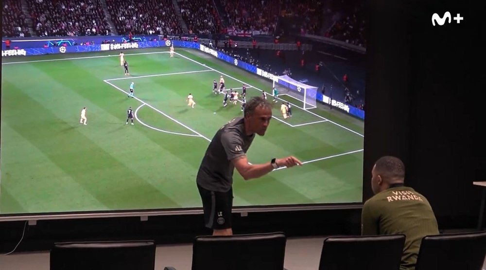 luis-enrique-da-una-charla-a-kylian-mbappe-antes-del-partido-entre-barcelona-y-psg-de-la-champions-league-2023-24--captura-x-movistarfutbol