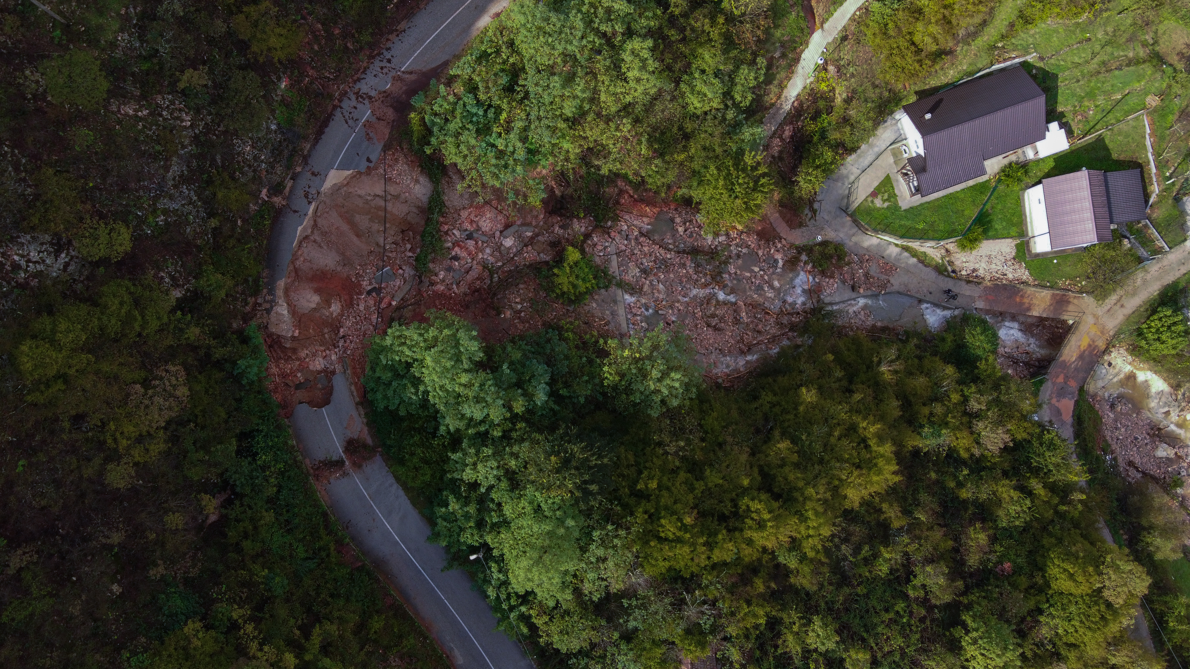 Poplave u BiH: Klizište uništilo putnu komunikaciju u Buturović Polju