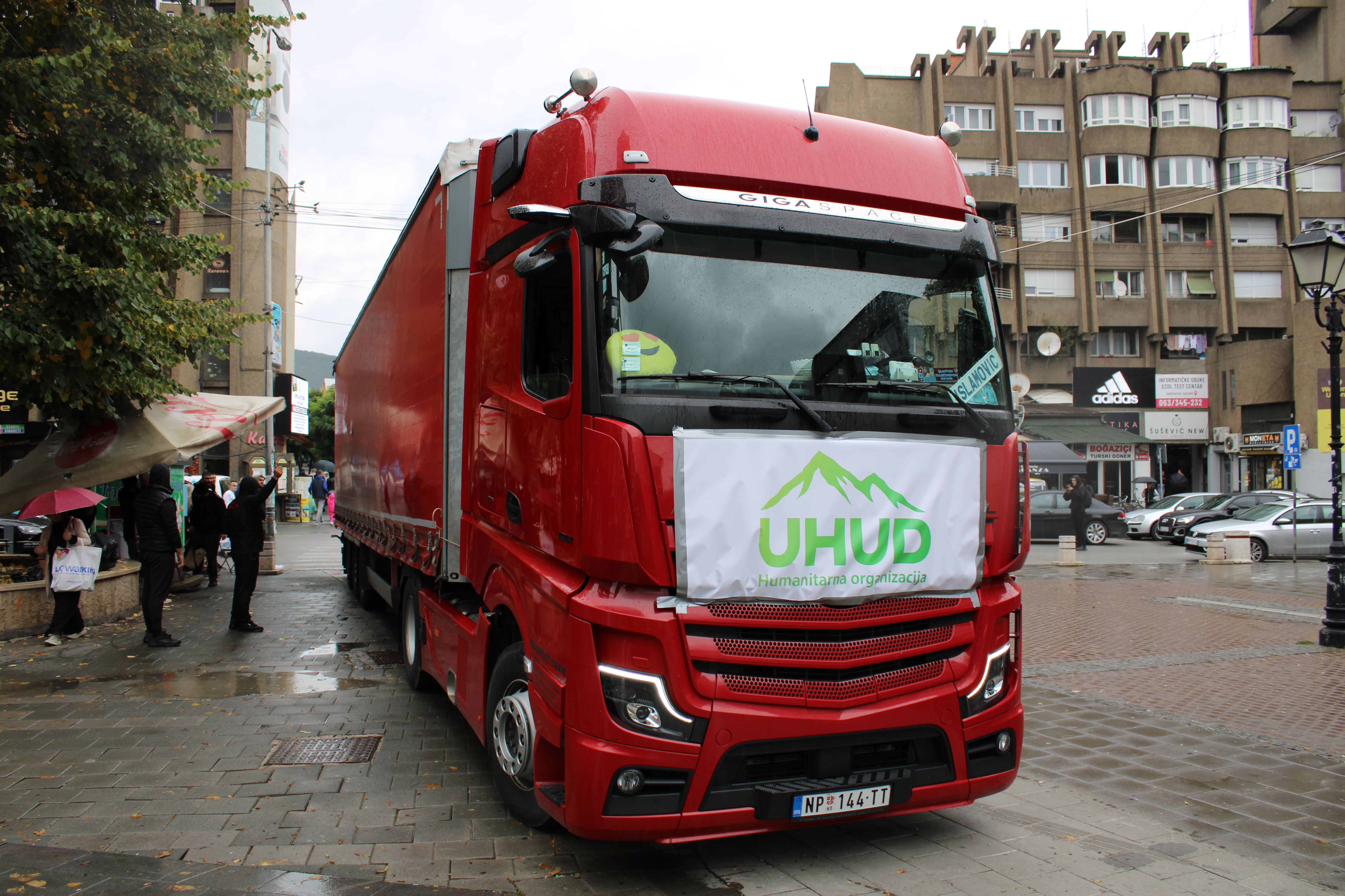 Novopazarci prikupili pomoć za tri sata: Šleper krenuo ka Bosni i Hercegovini