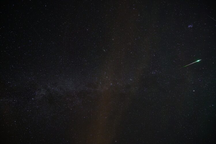 1728369742-shooting-star-3603448_1920-750x500