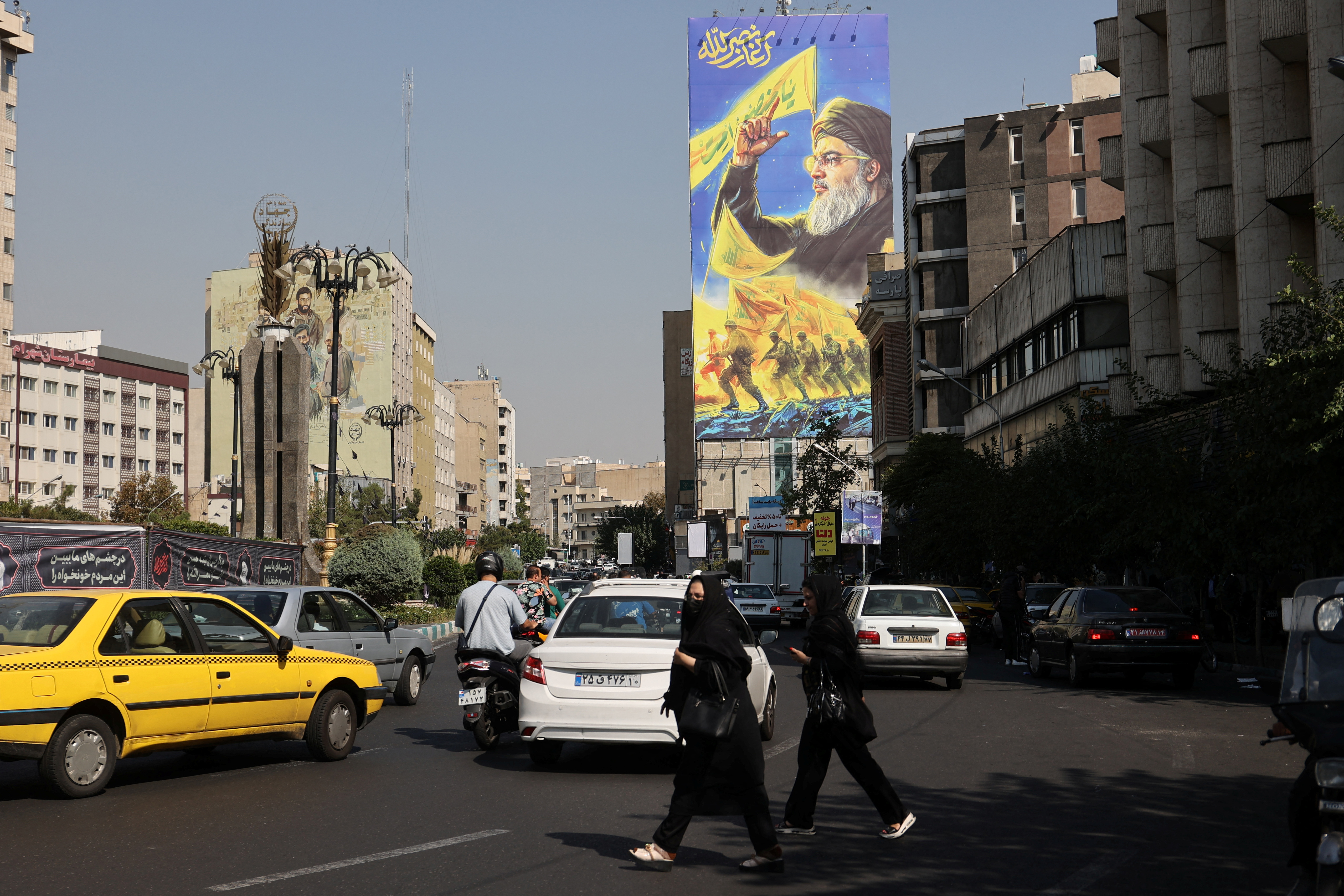 Bilbord sa slikom Hassana Nasrallaha na zgradi u Teheranu