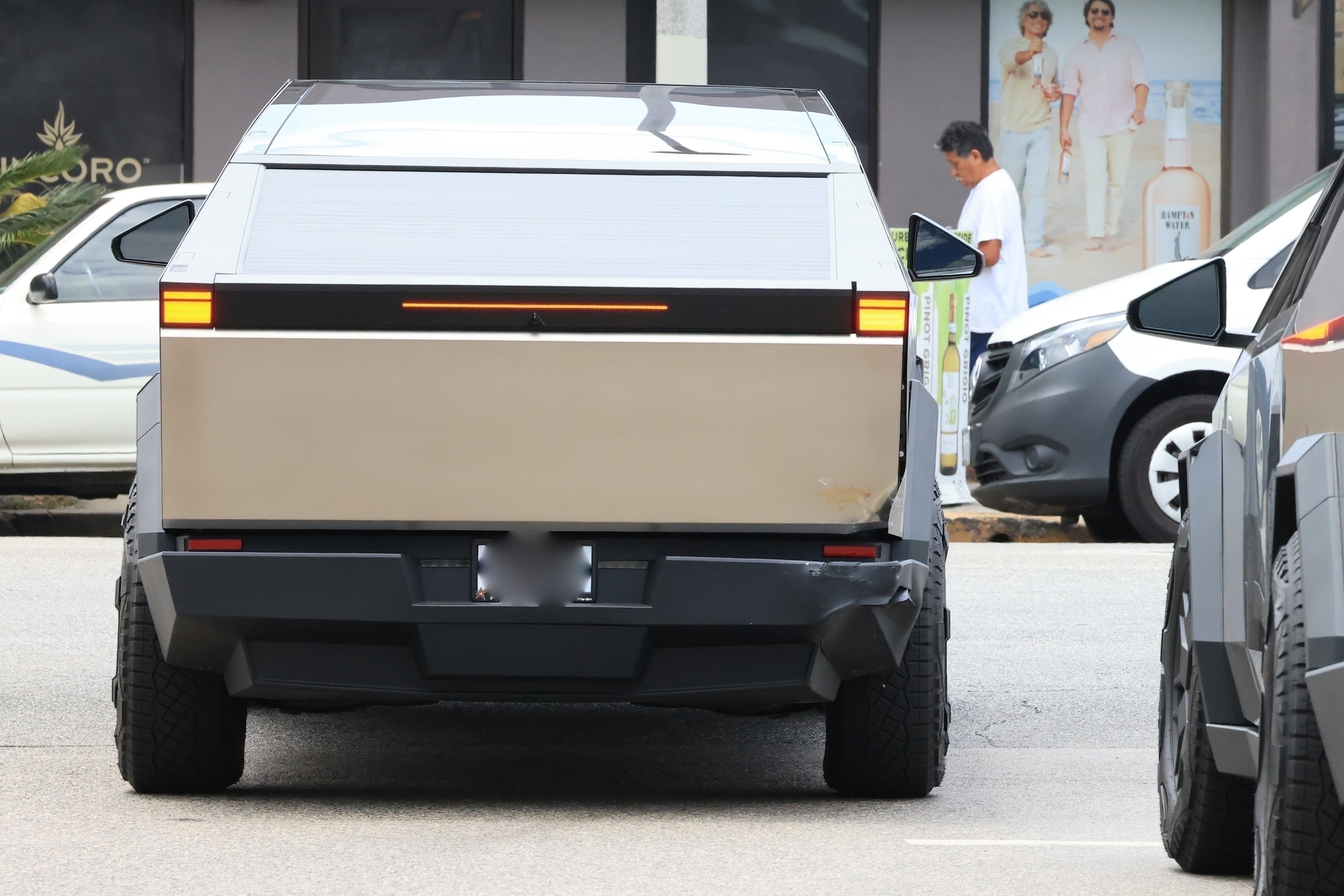 *PREMIUM-EXCLUSIVE* "SCARED'' Kanye hires more security after Trump assassination attempt and Slams his Cybertruck into one of his own security' vehicles!