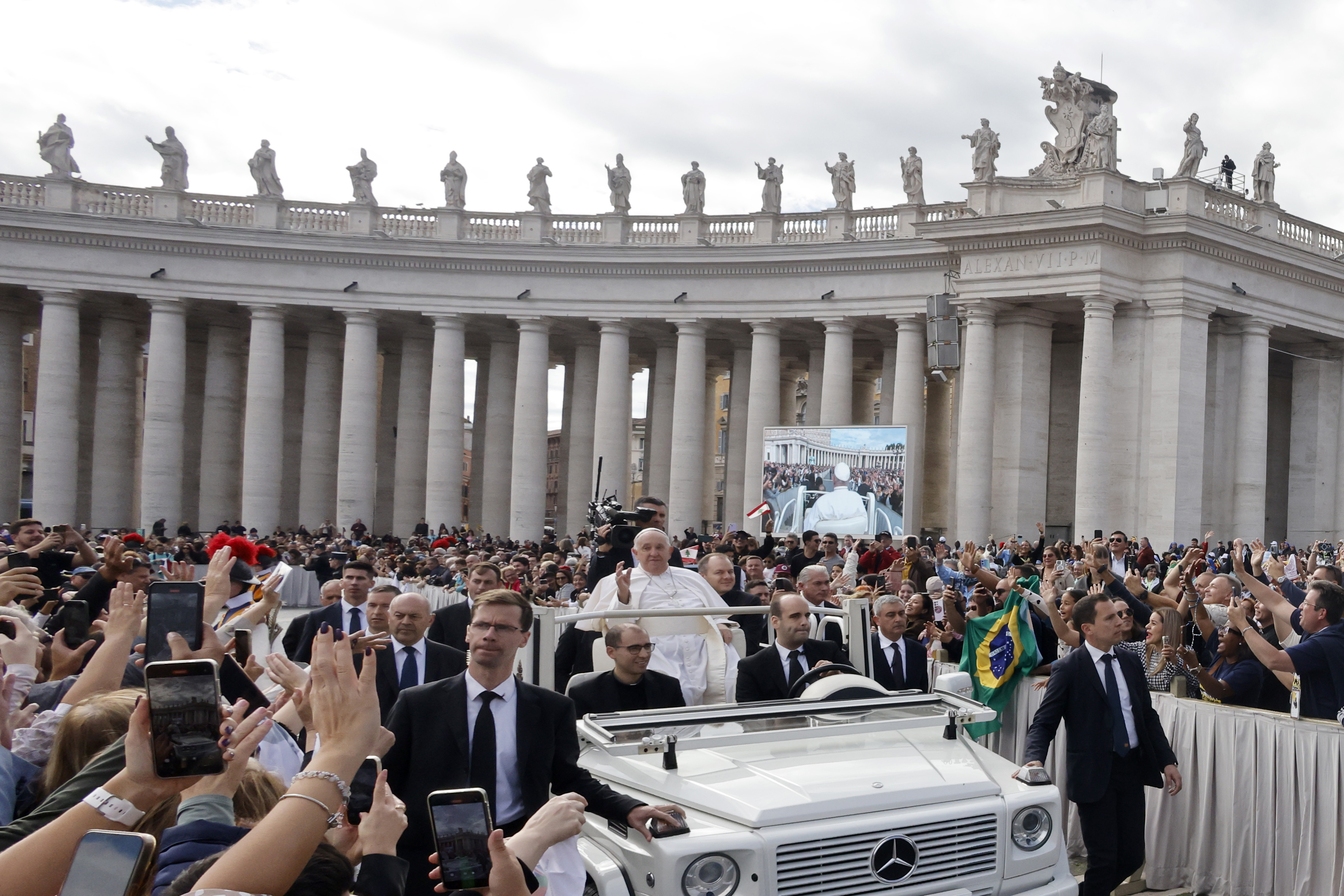 Papa Franjo kanonizirao 14 ljudi, pa pozvao na mir