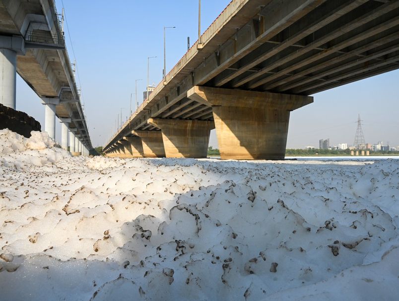 62932945-otrovna-pjena-na-rijeci-jamuni