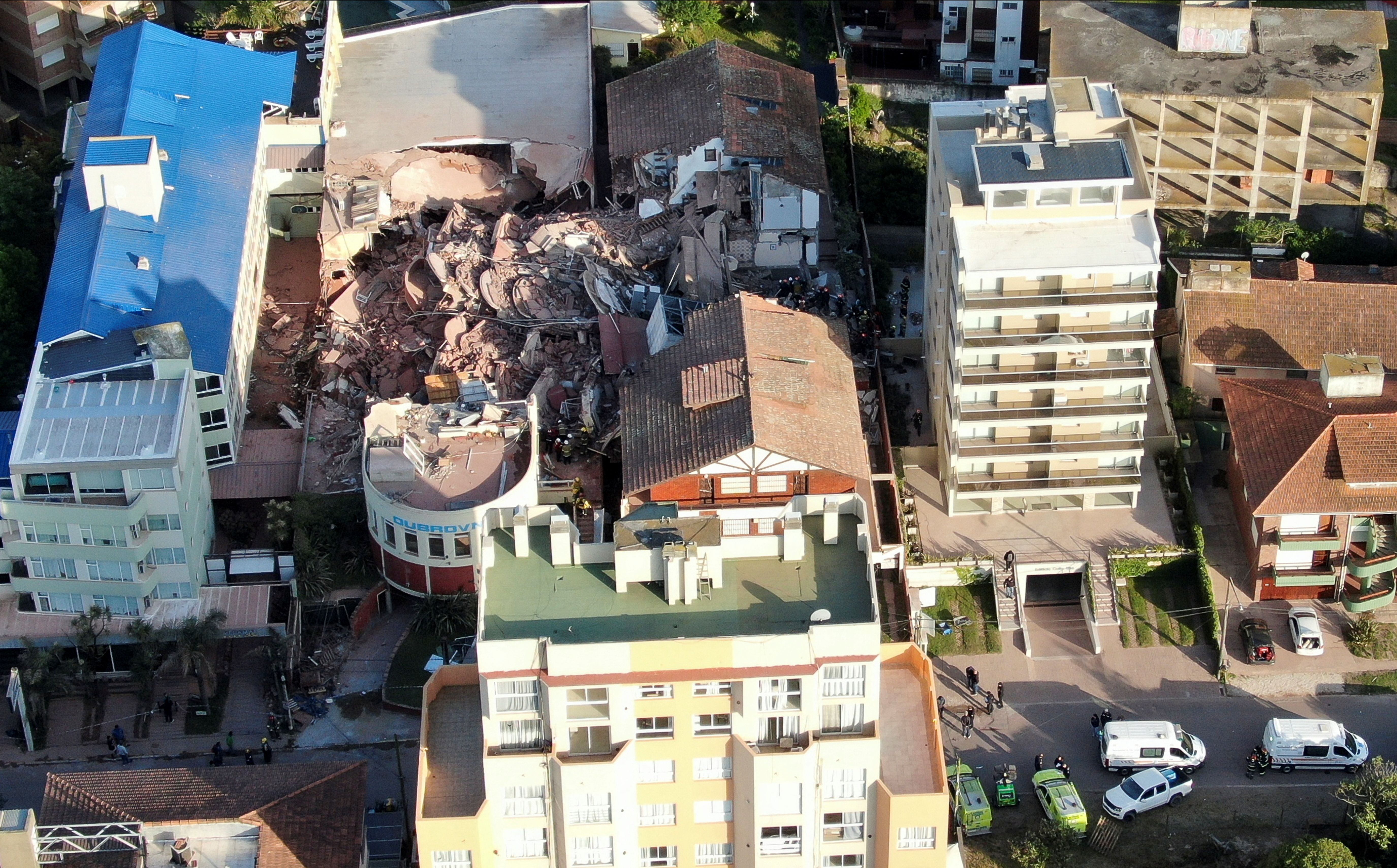 Hotel collapses in Argentina, firefighters search for trapped people