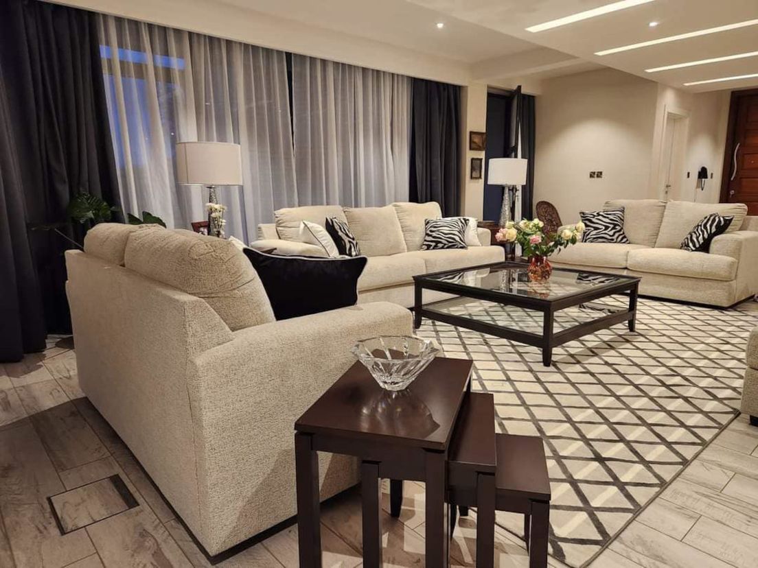 62943586-stan-selme-schilter-koja-sa-suprugom-zivi-u-nairobiju