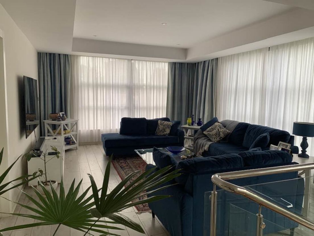 62943587-stan-selme-schilter-koja-sa-suprugom-zivi-u-nairobiju