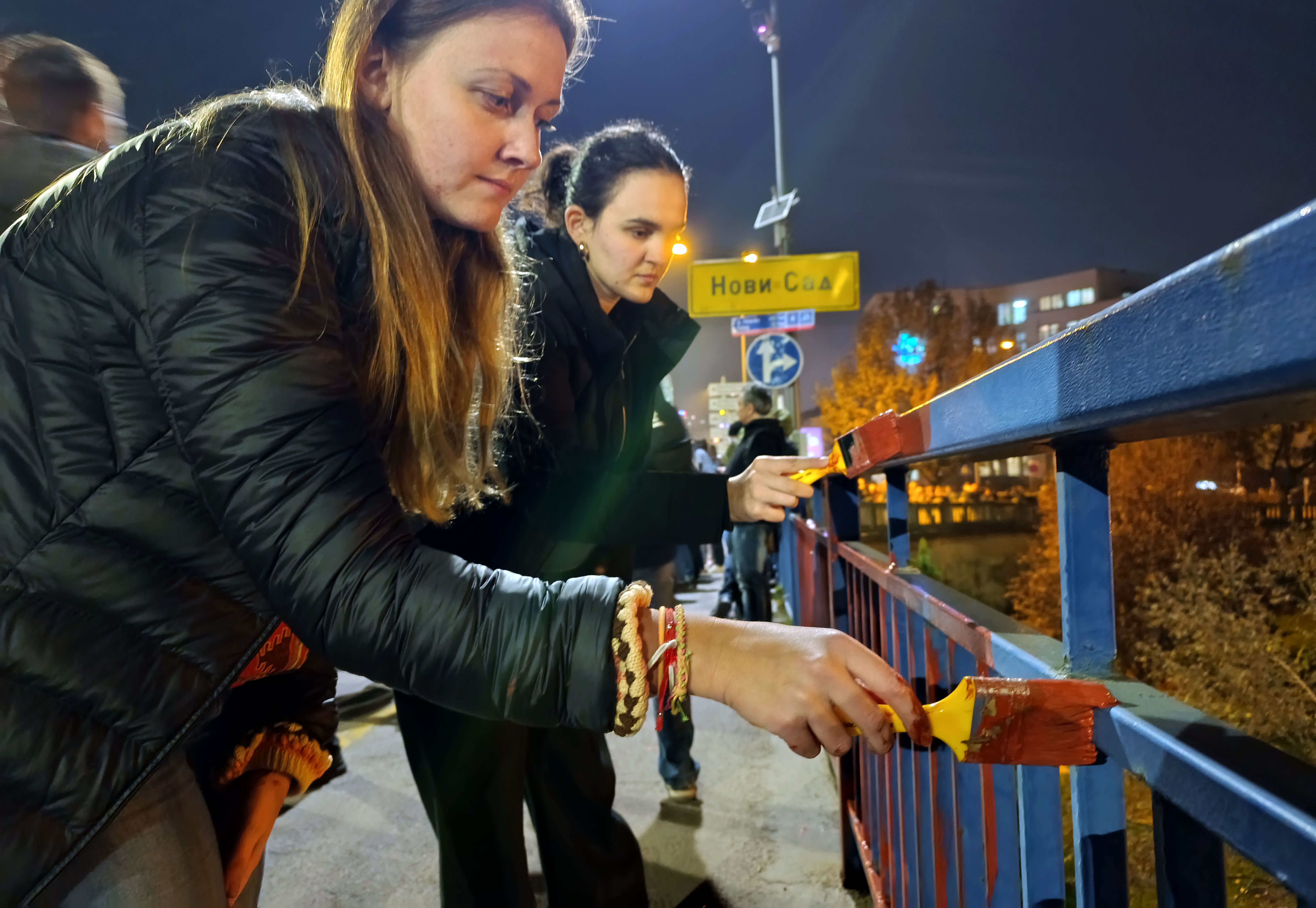 Novi Sad: Građani više sati blokirali Varadinski most u znak protesta zbog tragedije kod železničke stanice