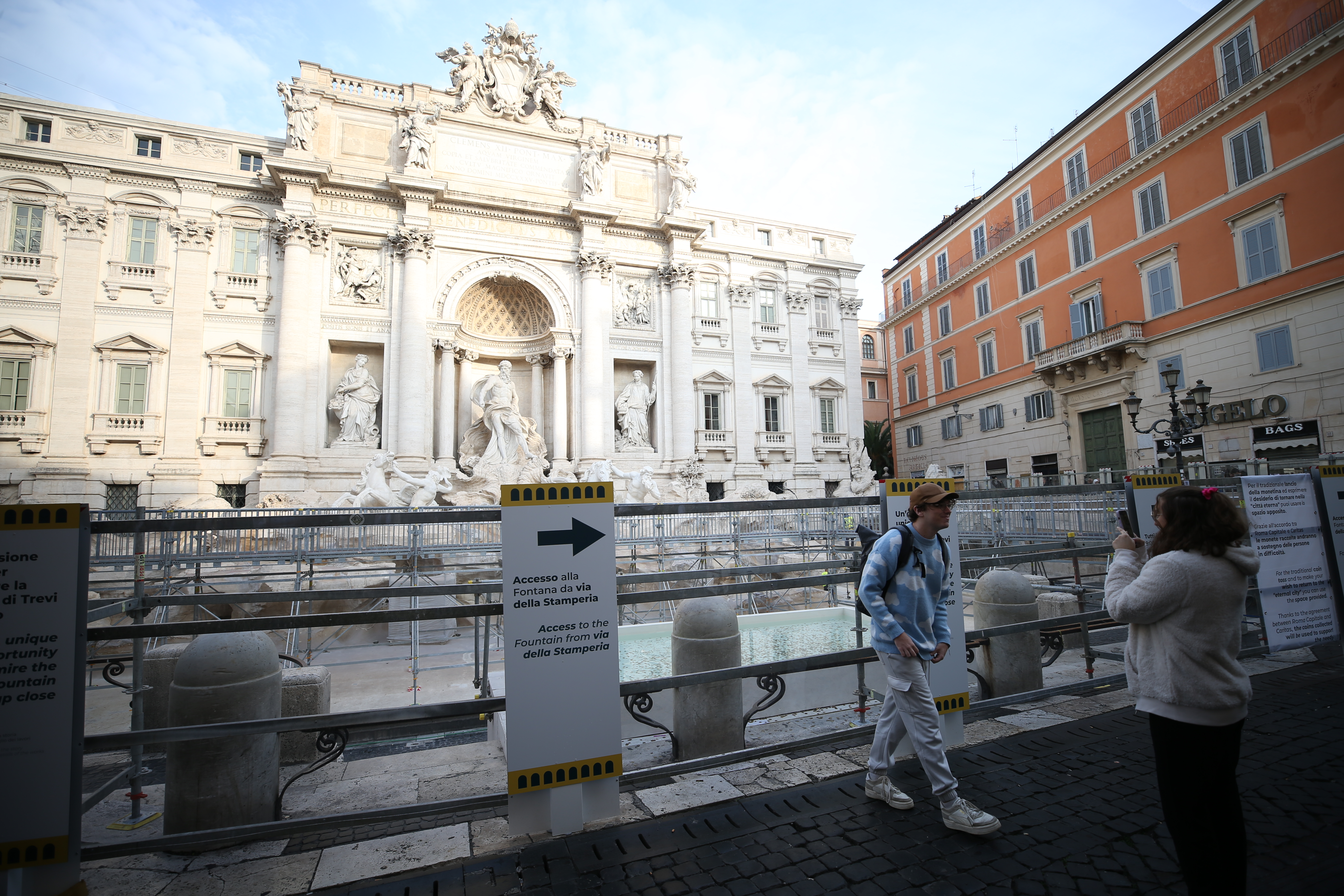 U rimskoj Fontani di Trevi izgrađena prenosiva pješačka staza
