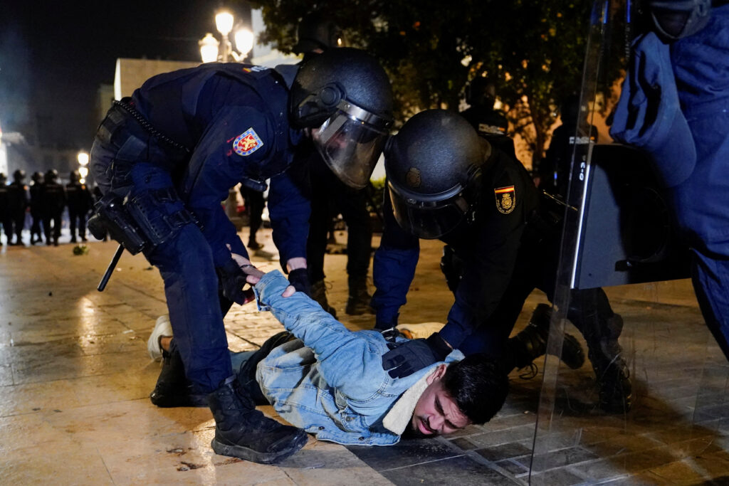 1731185987-2024-11-09T204927Z_1240501607_RC2W1BA1FA53_RTRMADP_3_EUROPE-WEATHER-SPAIN-PROTEST-1024x683.jpg