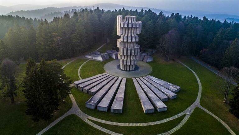 nacionalni park kozara spo,menik revolucija