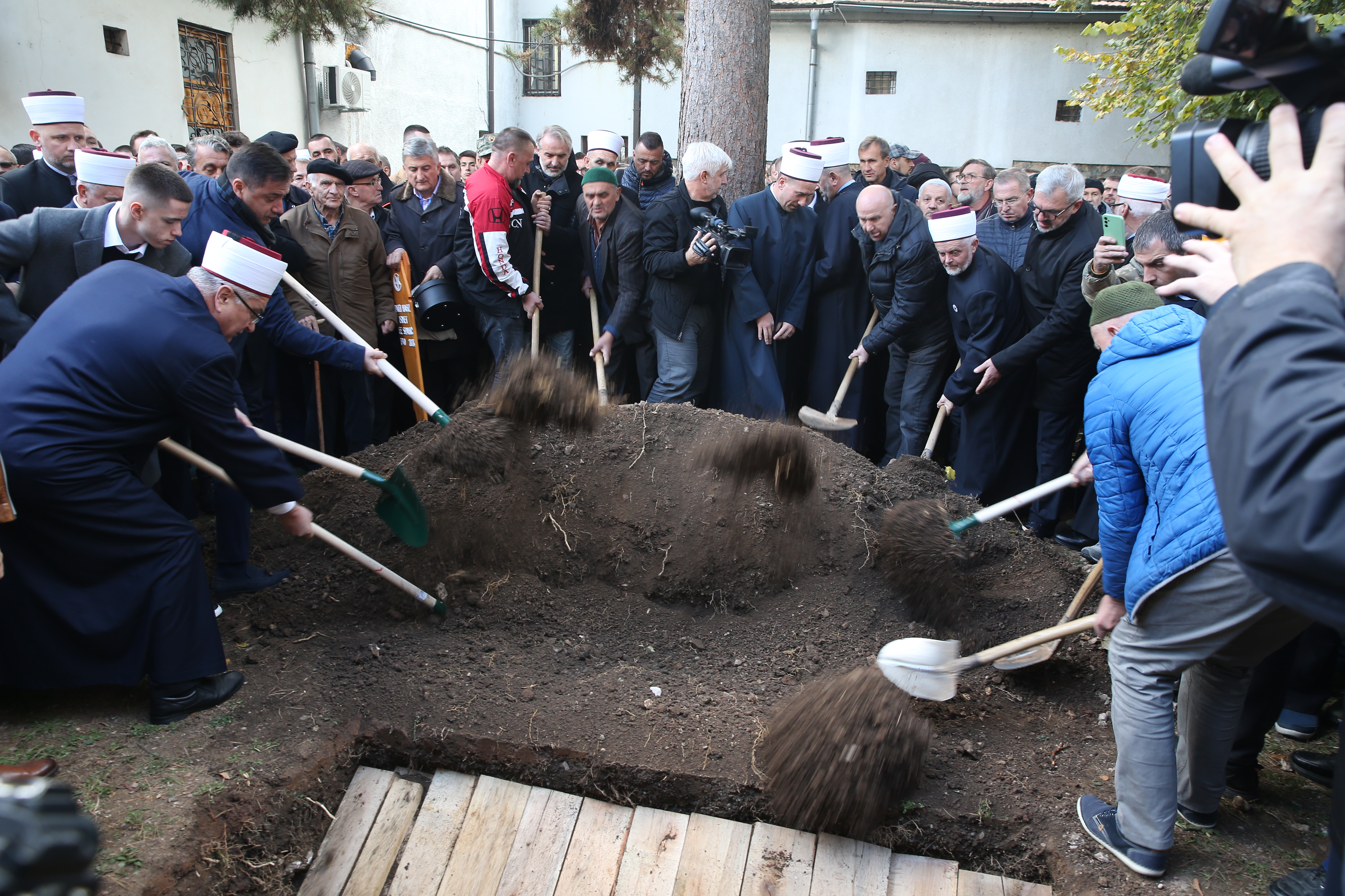 Posljednji ispraćaj: U Sarajevu klanjana dženaza i obavljen ukop hafiza Ismeta ef. Spahića