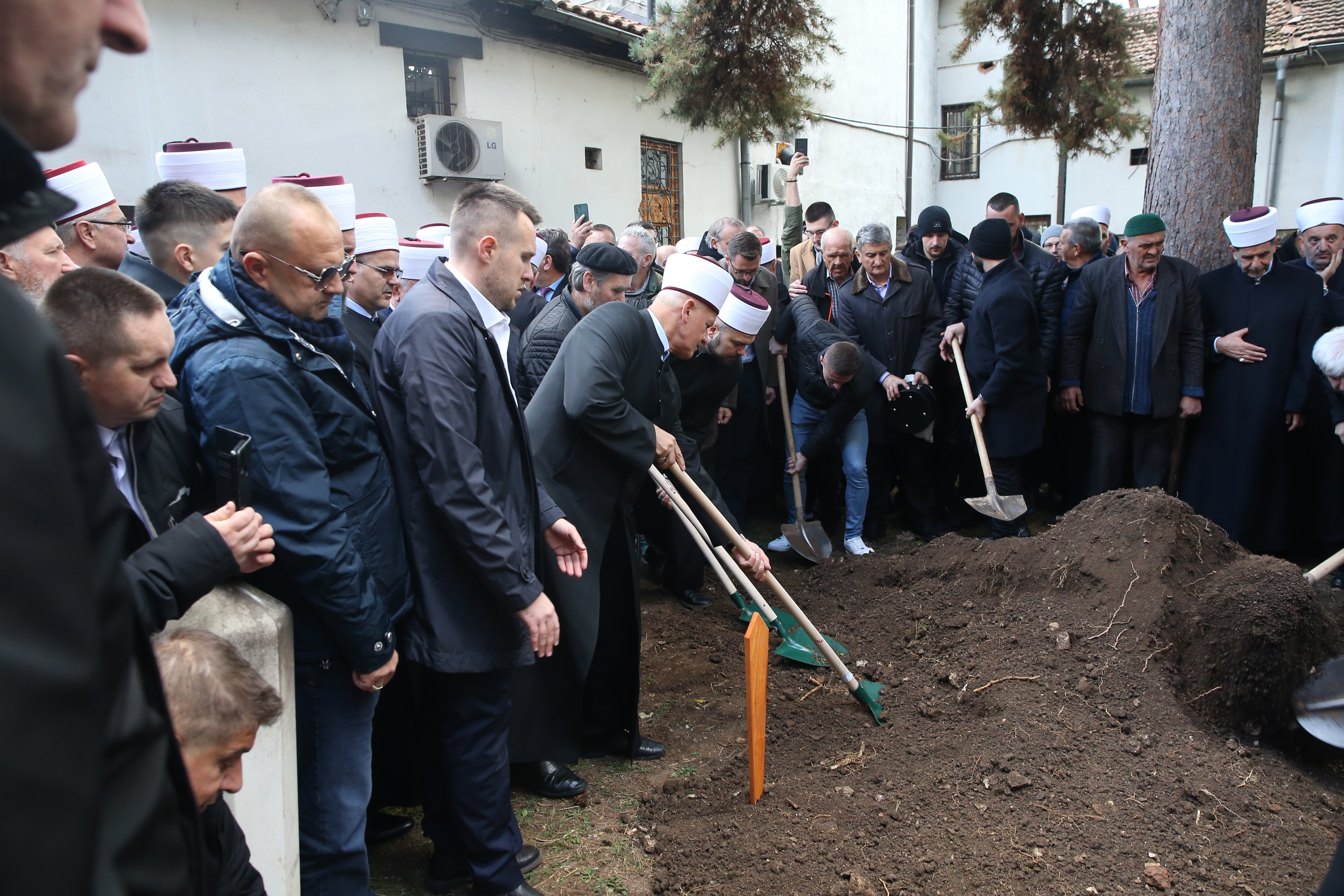 Posljednji ispraćaj: U Sarajevu klanjana dženaza i obavljen ukop hafiza Ismeta ef. Spahića