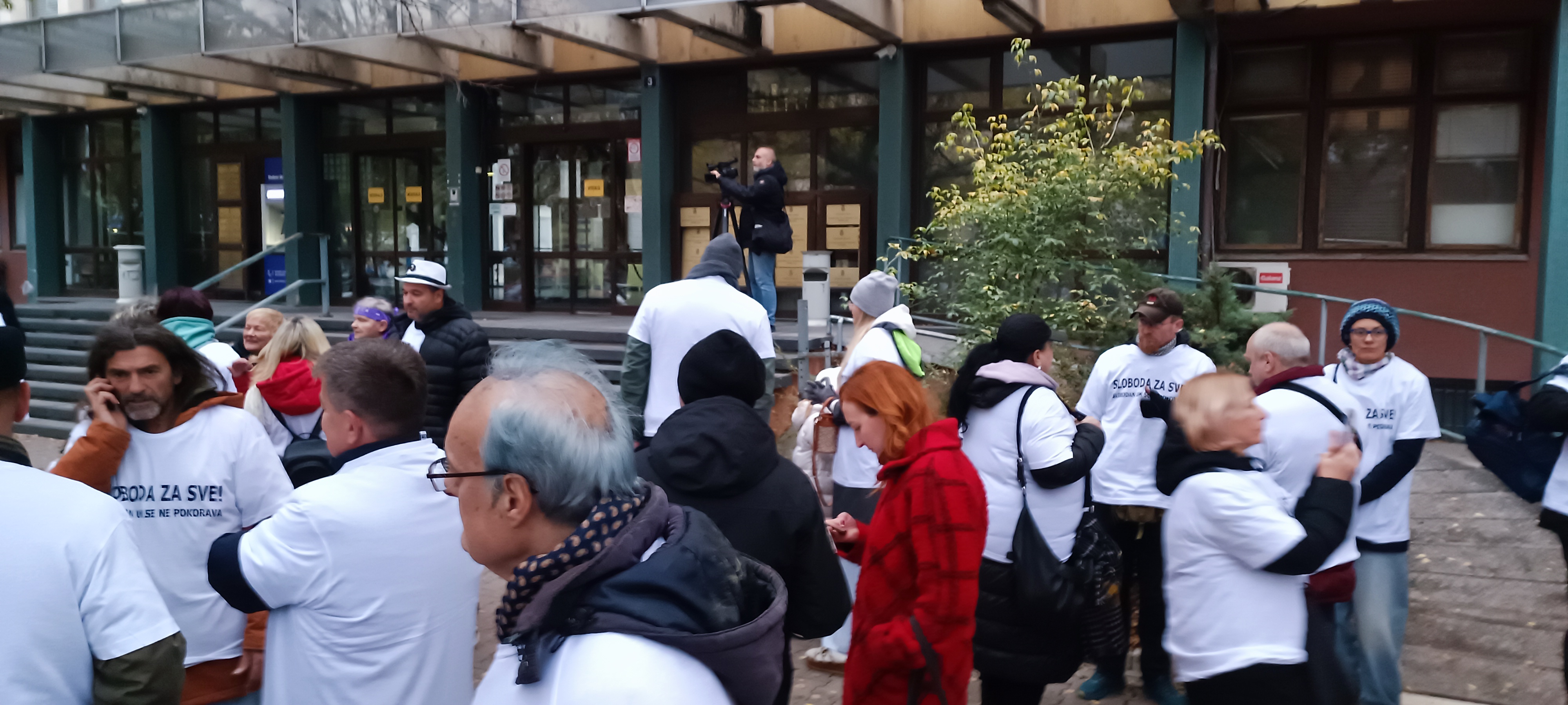 Srbija: Ispred suda u Novom Sadu demonstranti tražili puštanje uhapšenih na protestu