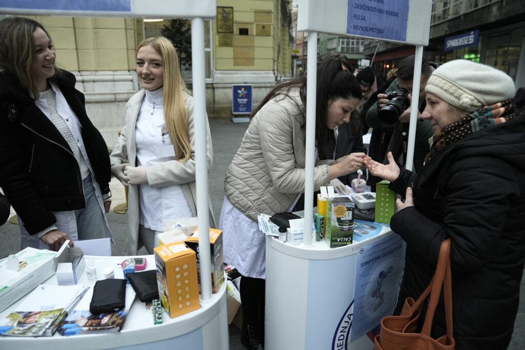 1731584288-AA-20241114-36191474-36191470-BOLEST_KOJA_SE_MOZE_PREVENIRATI_U_SARAJEVU_BESPLATNO_MJERENJE_SECERA_U_KRVI_POVODOM_SVJETSKOG_DANA_DIJABETESA-1024x683.jpg