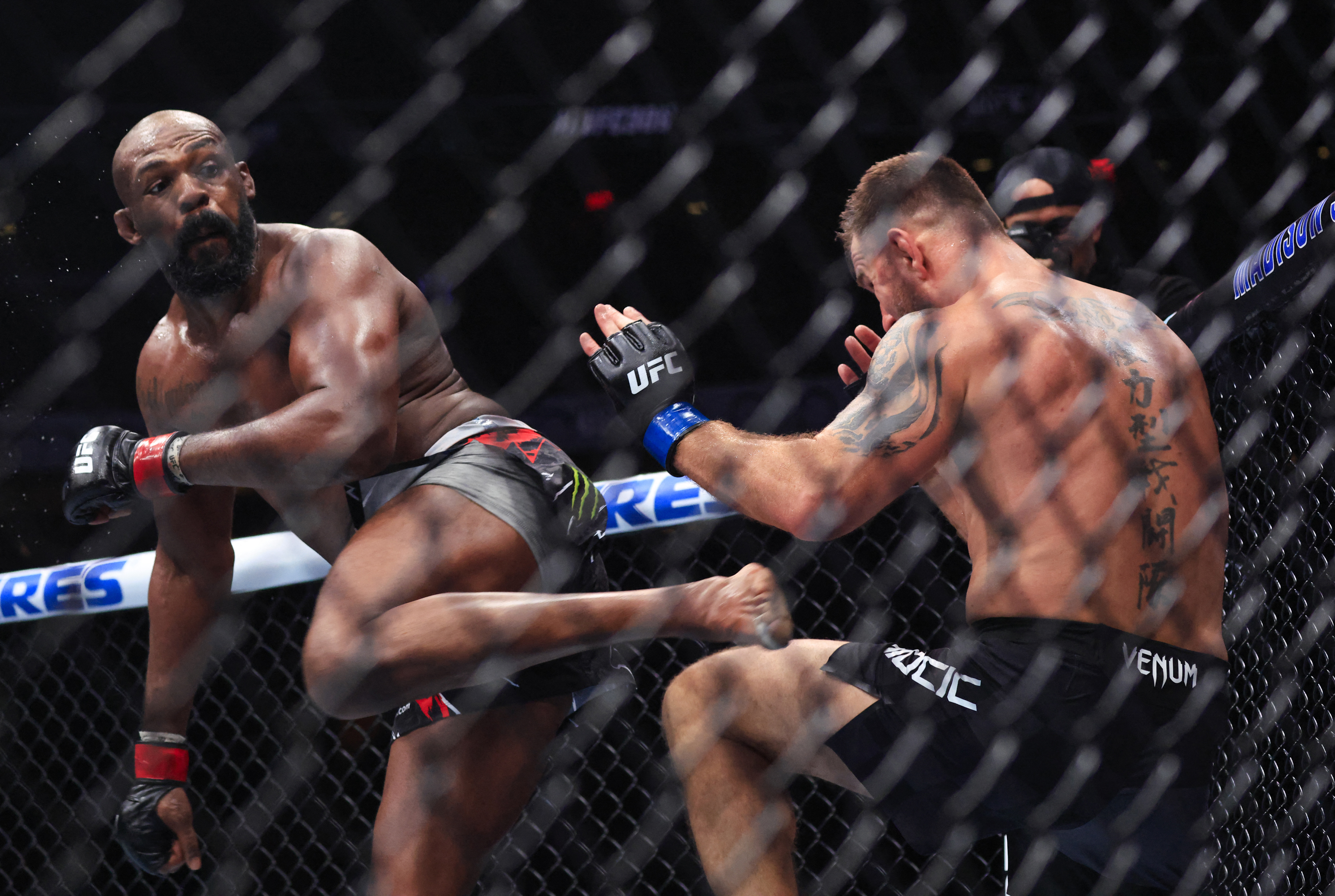 MMA-UFC-HEAVYWEIGHT-USA-JONES-MIOCIC