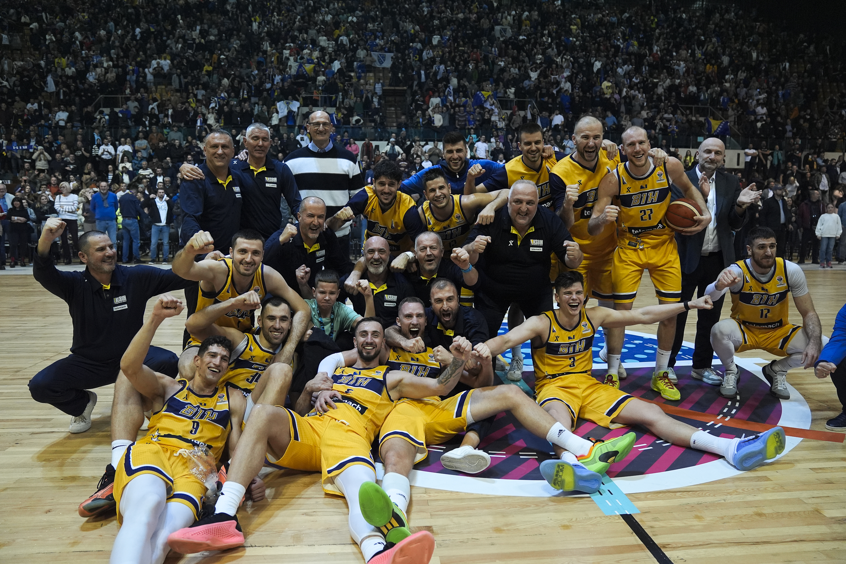 Košarkaši BiH u prepunoj "Skenderiji" pobijedili Hrvatsku i "otvorili vrata" Eurobasketa